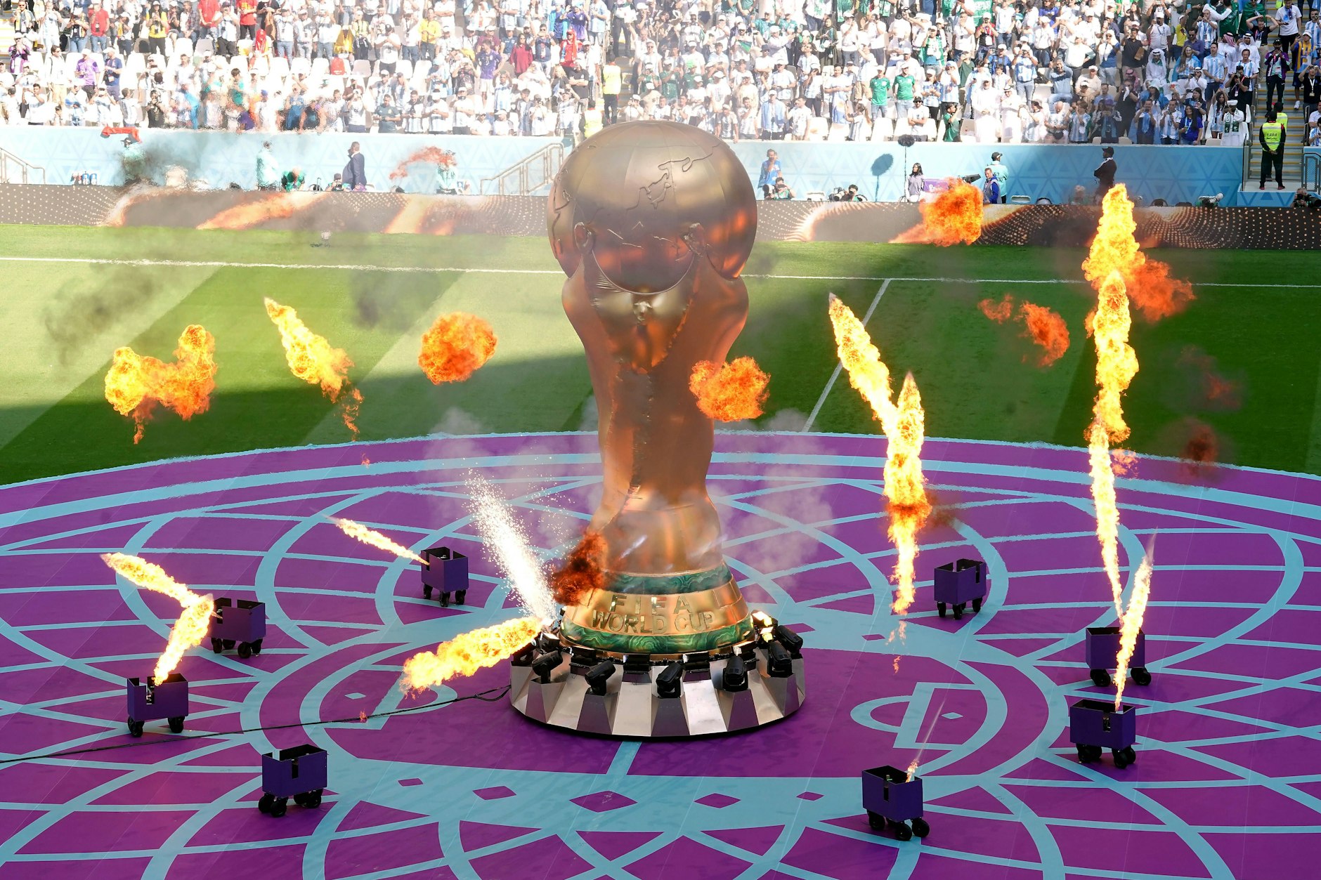 Riesige Trophäennachbildung: Pyrotechnik kurz vor einem Spiel der FIFA-Weltmeisterschaft im Lusail-Stadion in Katar.