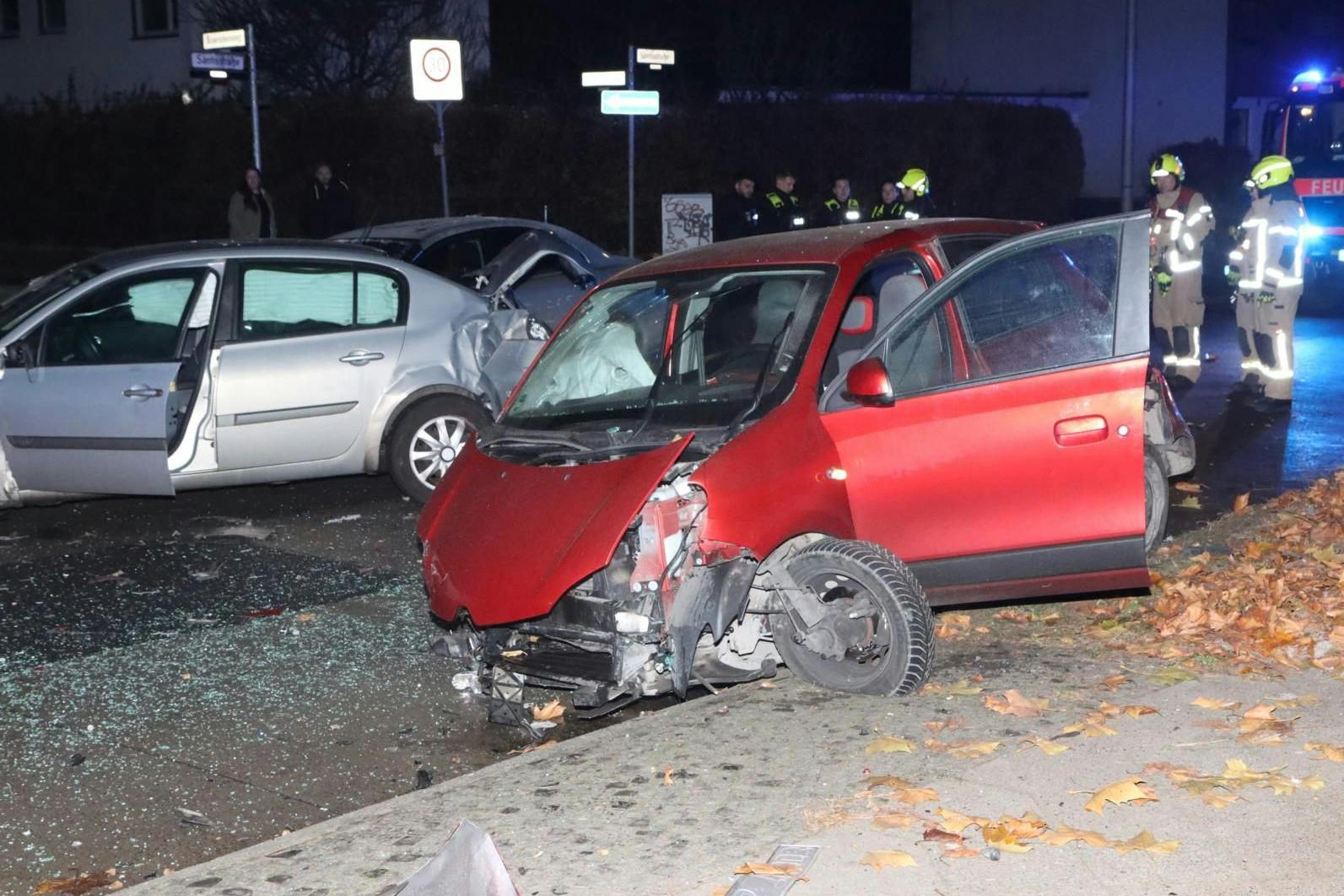 Trümmerteile liegen nach einem Verkehrsunfall in Mariendorf auf der Straße.