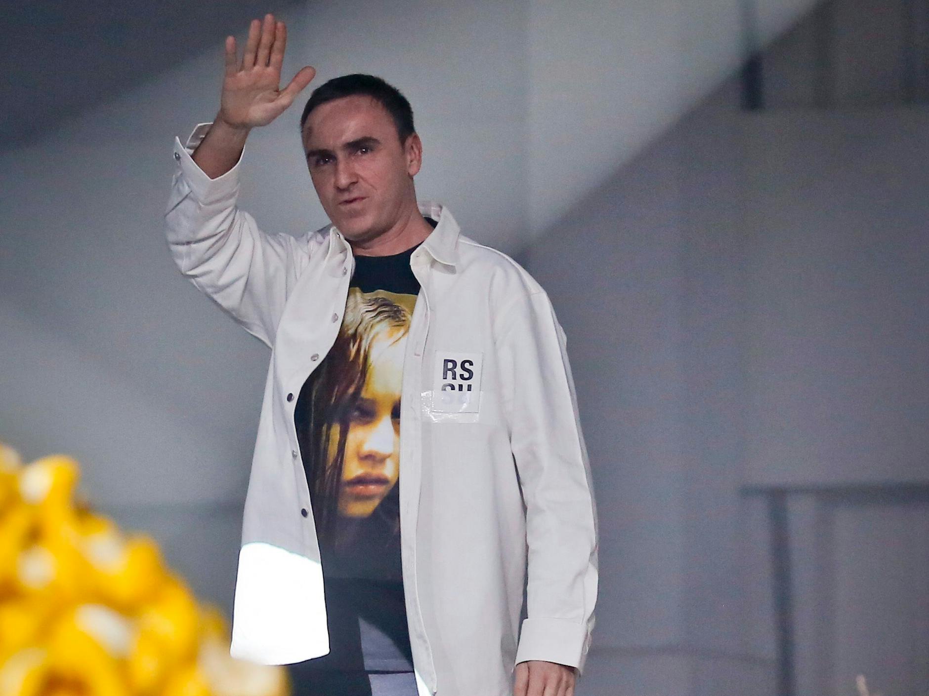 Raf Simons im T-Shirt mit „Wir Kinder vom Bahnhof Zoo“-Motiv auf der New York Fashion Week im Jahr 2018.