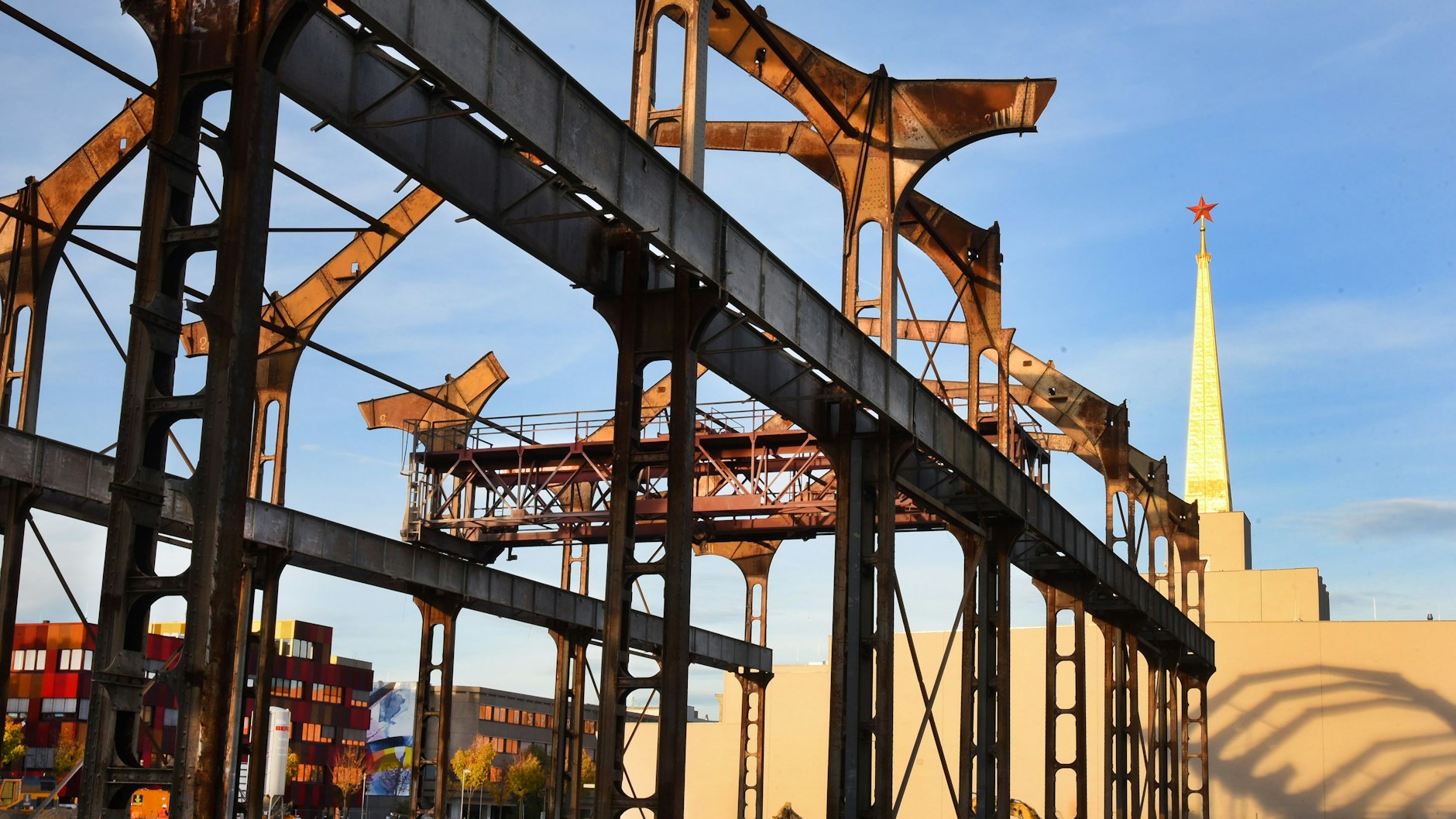 Um das erhalten gebliebene Eisenskelett soll eine neue Halle gebaut werden. Unter anderem ein Biotech-Innovationszentrum soll hier einziehen.&nbsp;