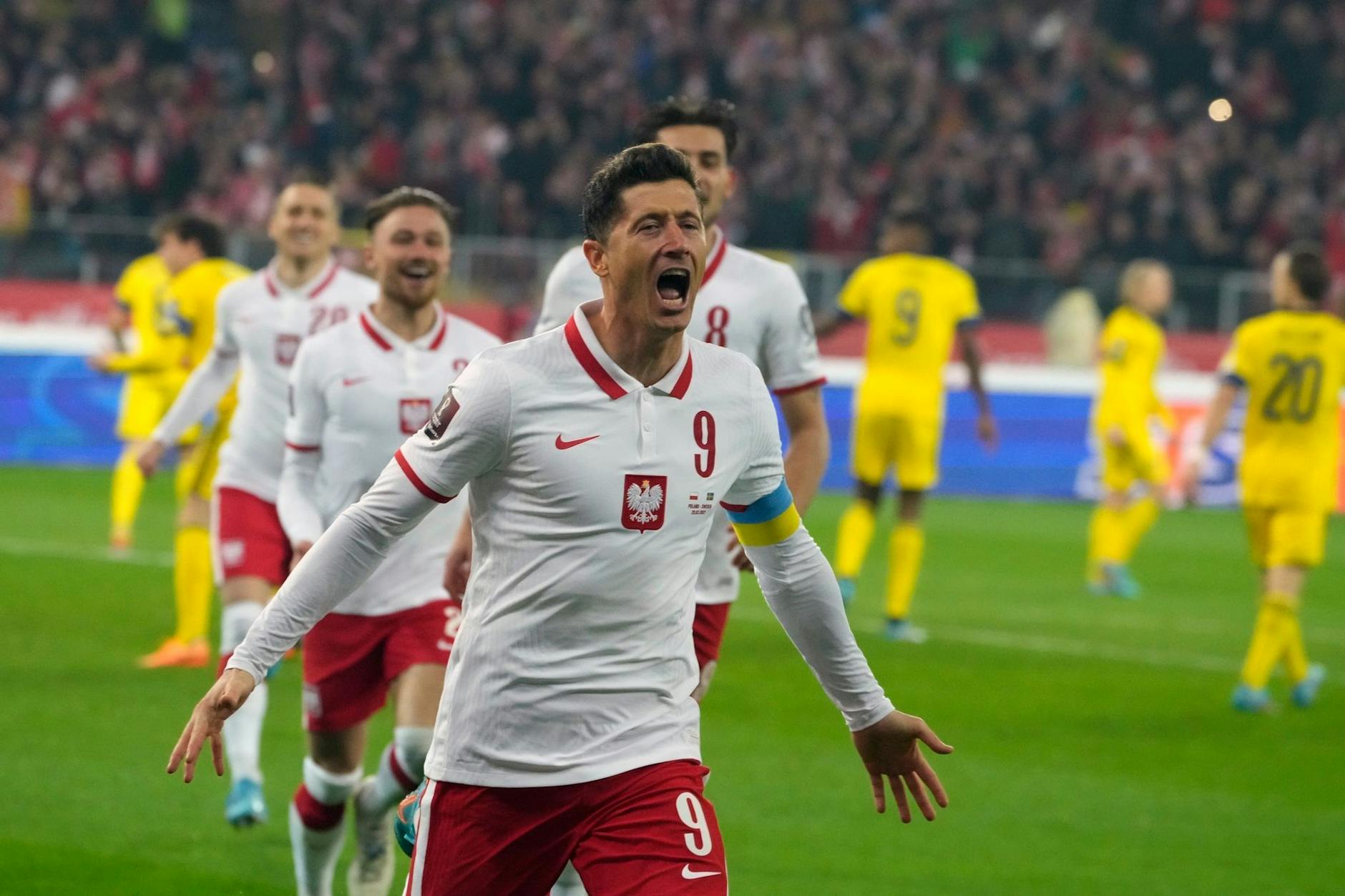 ARCHIV - Polens Top-Stürmer Robert Lewandowski traut der deutschen Nationalmannschaft viel zu.