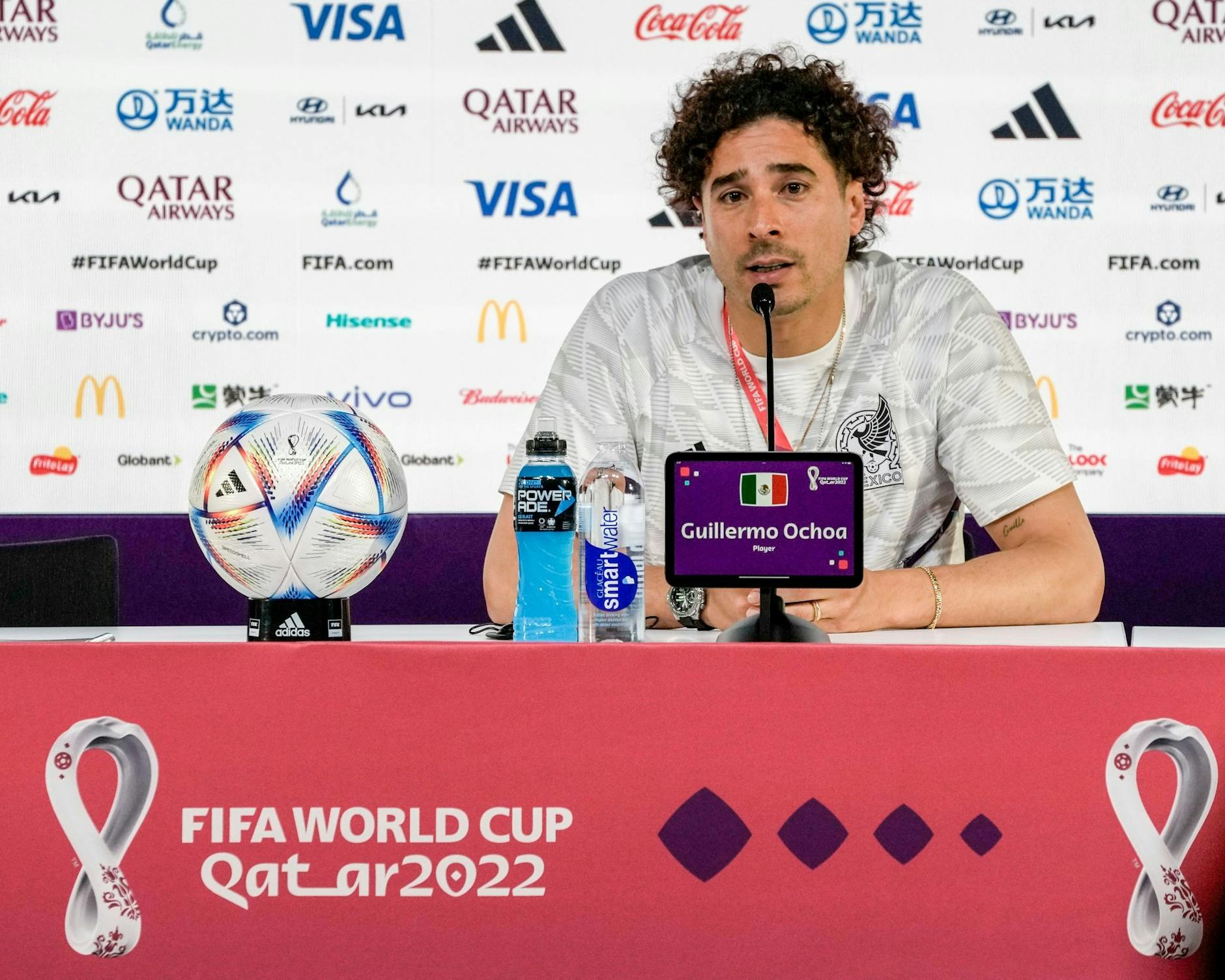 Mexikos Torhüter Guillermo Ochoa spricht auf eienr Pressekonferenz zu Medienvertretern.