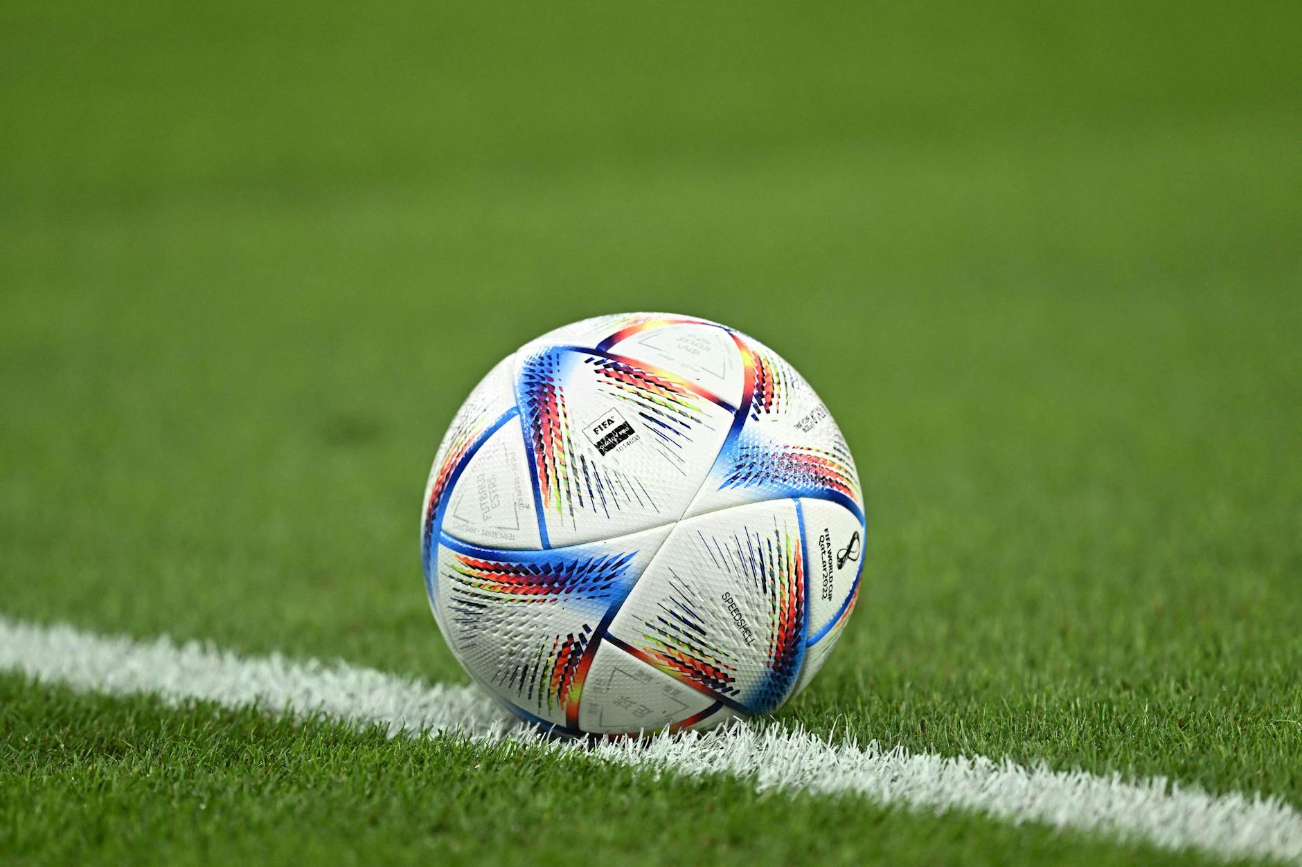 Ein Fußball der WM in Katar: In Blankenfelde-Mahlow spielen Schulteams das Turnier nach.