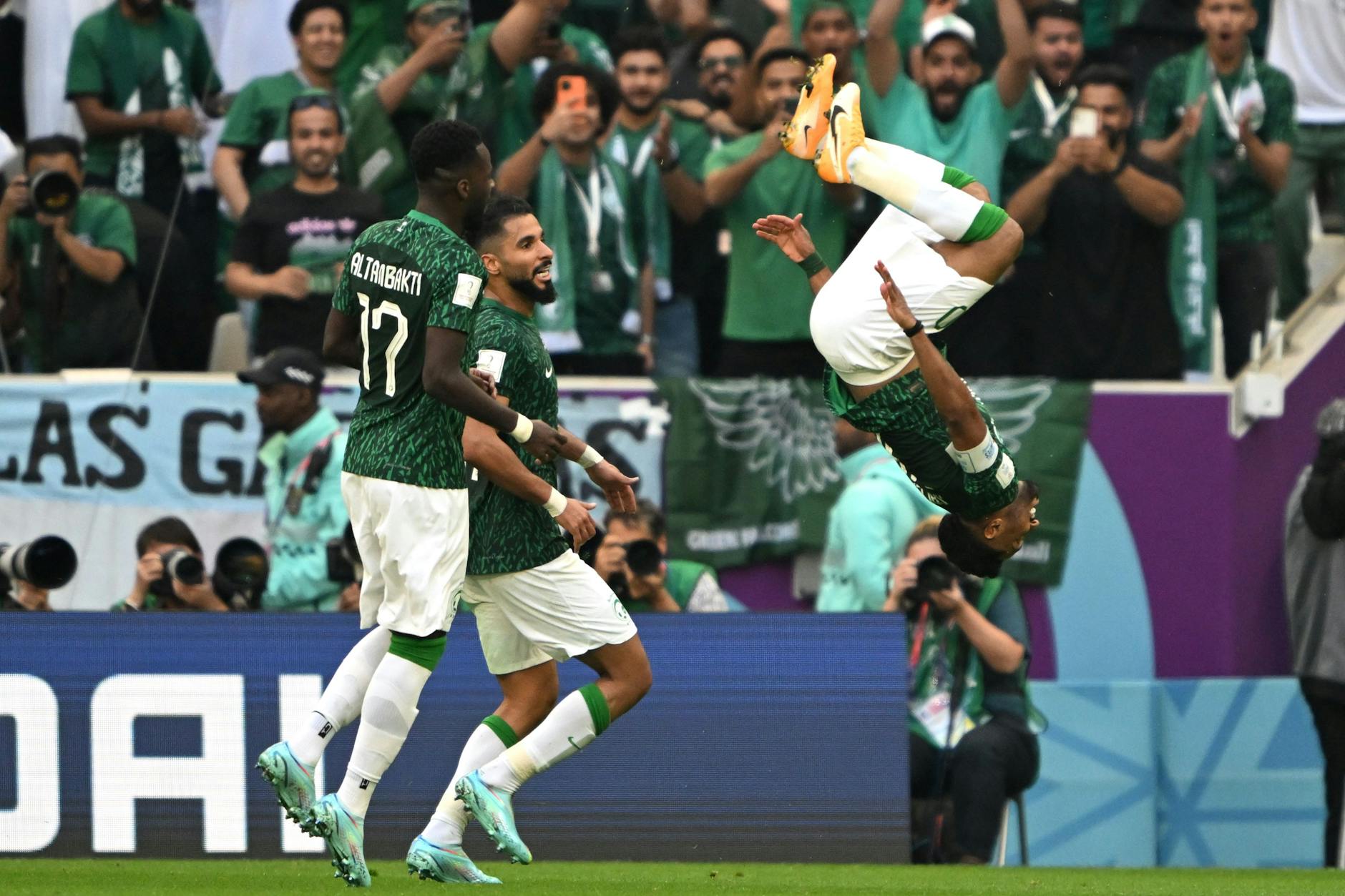 Salem Al-Dawsari (r.) bejubelt sein Traumtor zum 2:1 für Saudi-Arabien artistisch.