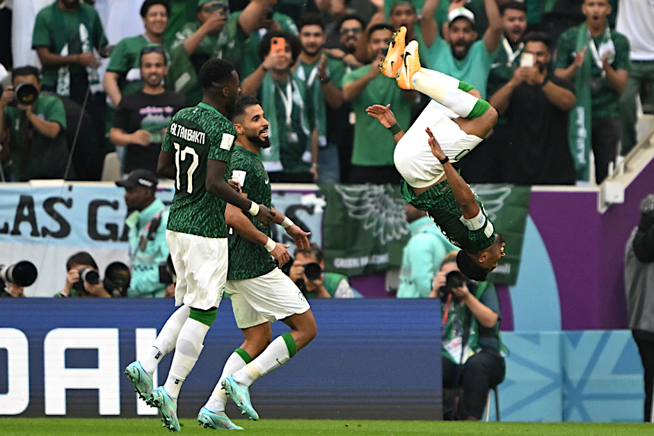 Salem Al-Dawsari (r.) bejubelt sein Traumtor zum 2:1 für Saudi-Arabien artistisch.