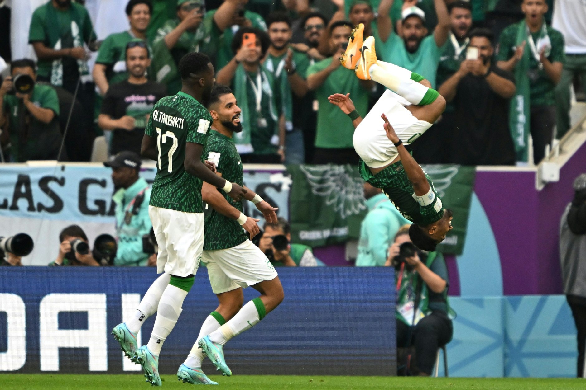 Salem Al-Dawsari (r.) bejubelt sein Traumtor zum 2:1 für Saudi-Arabien artistisch.