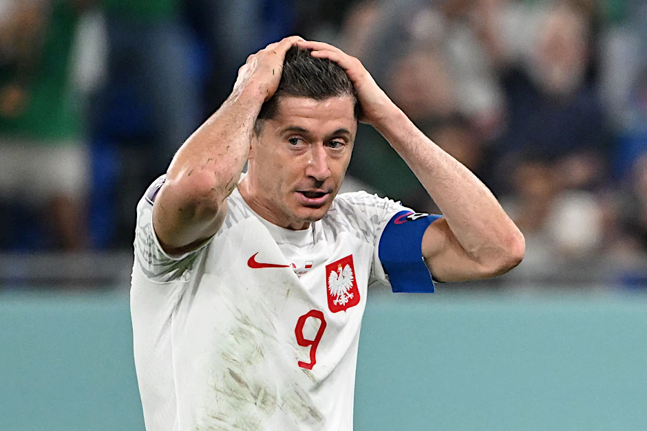 Robert Lewandowski kann es nicht fassen: Der polnische Nationalstürmer ließ die größte Chance des Spiels aus.