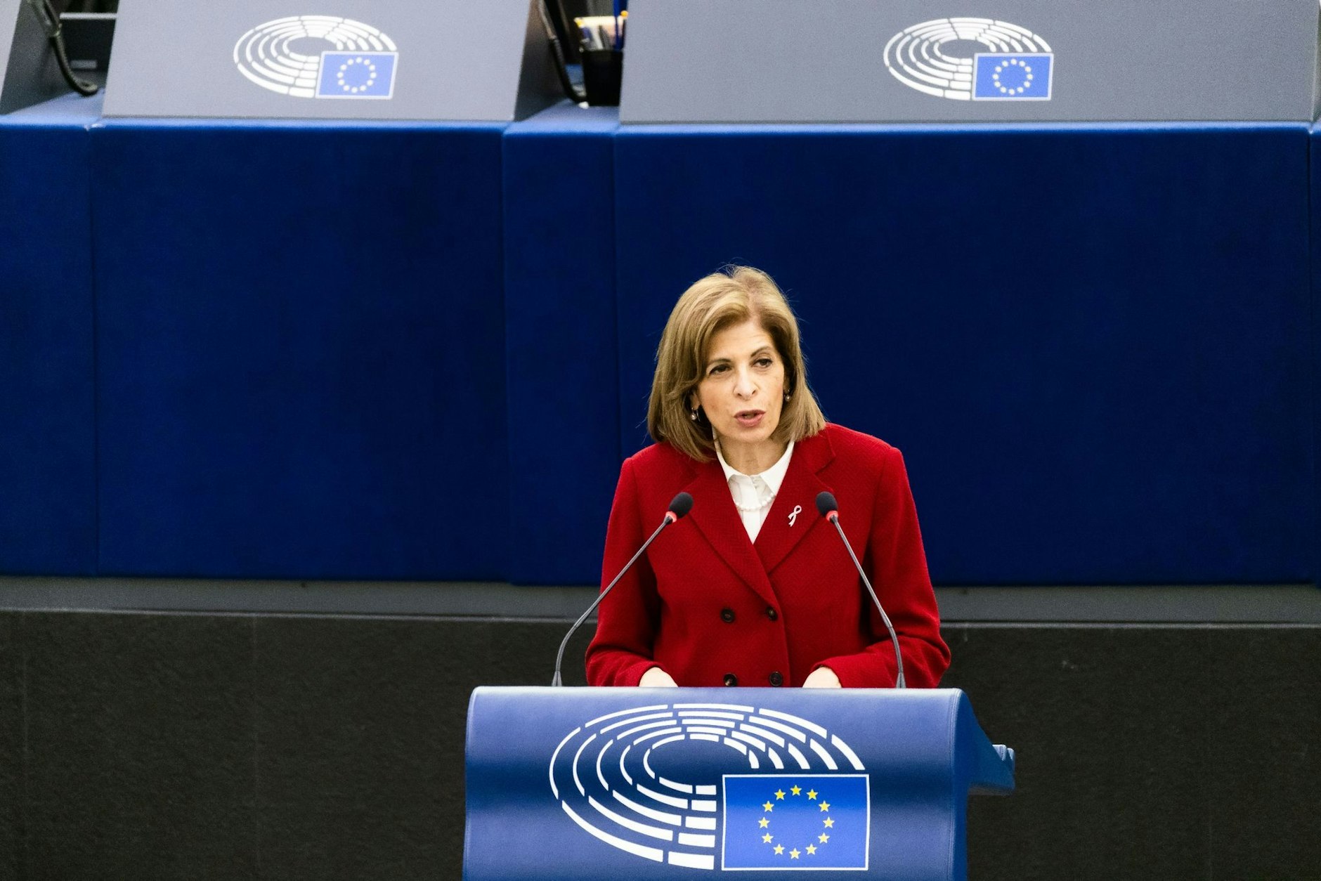 ARCHIV - EU-Kommissarin Stella Kyriakides spricht im Plenarsaal des Europäischen Parlaments.  