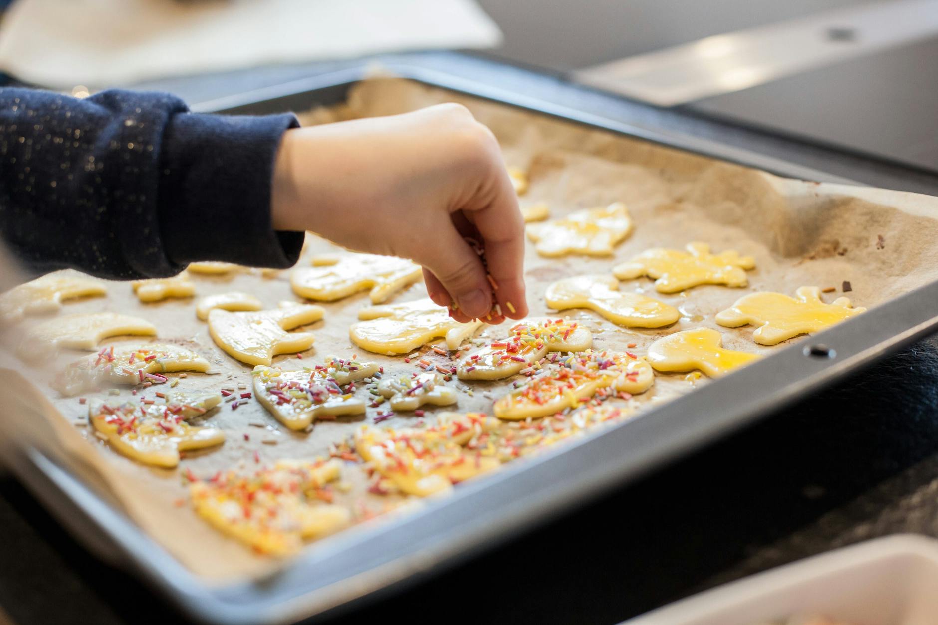 Backpapier zum Plätzchenbacken zu nutzen, ist eine der besten Optionen gegen lästiges Ankleben.