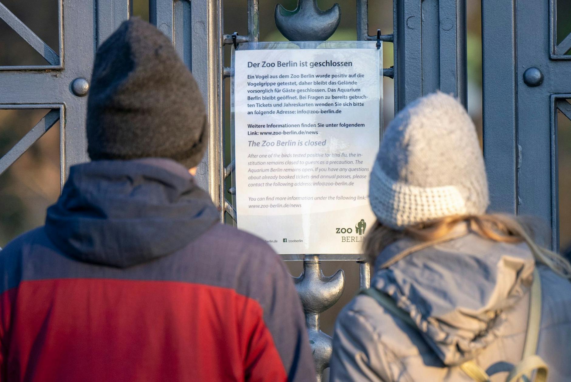 dpatopbilder - Besucher lesen den Aushang am geschlossenen Tor am Eingang zum Berliner Zoo.