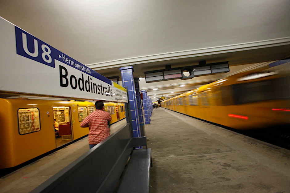 Nichts wie weg und zwar mit Hochgeschwindigkeit: Der U-Bahnhof Boddinstraße ist ein Graus und wird eigentlich nur noch von der übernächsten Station Hermannstraße übertroffen.&nbsp;