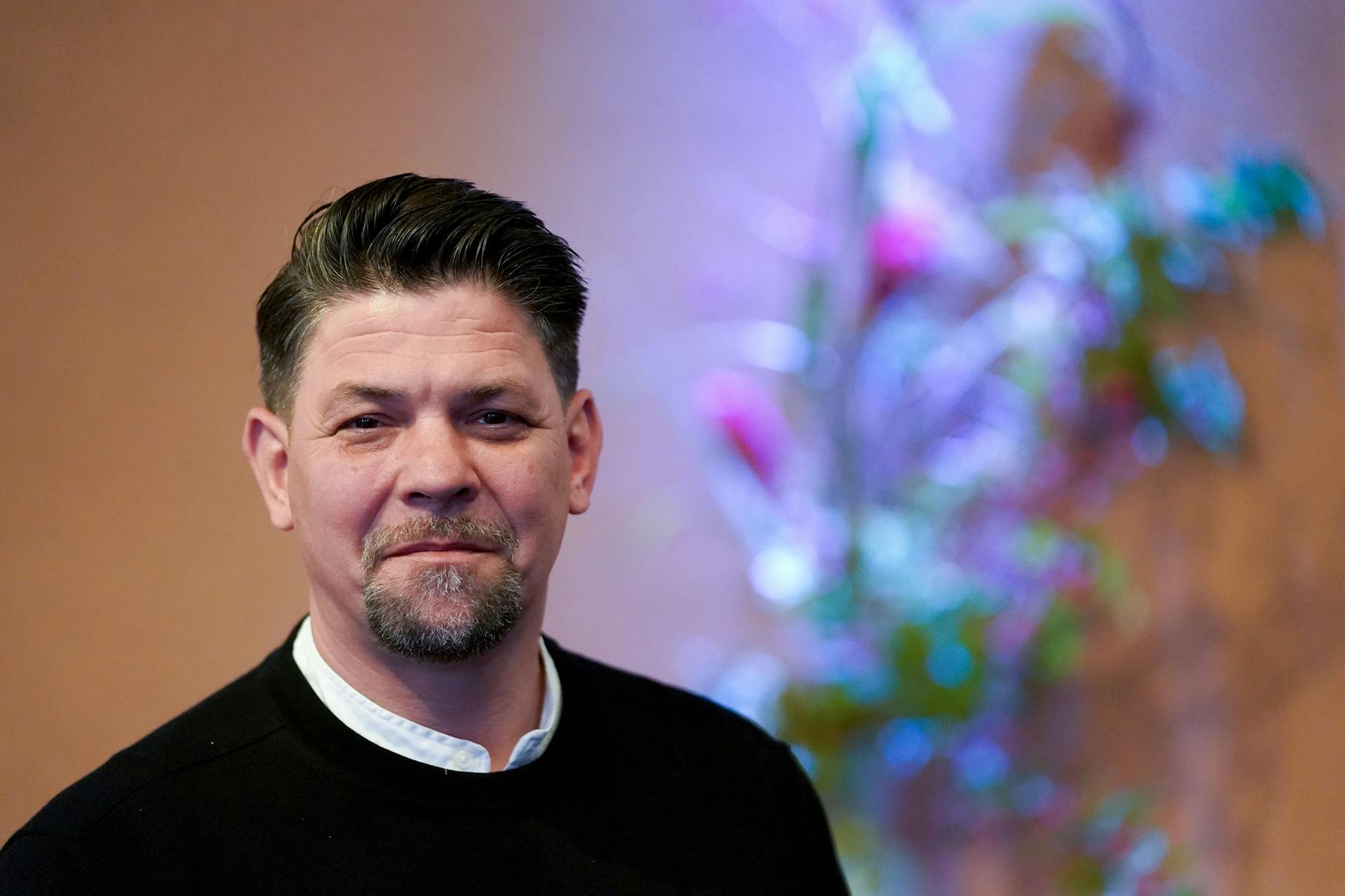 Tim Mälzer steht im Studio seines Restaurants Bullerei. Der TV-Koch hat vor einem Jahr 10 Kilo in neun Tagen abgenommen.