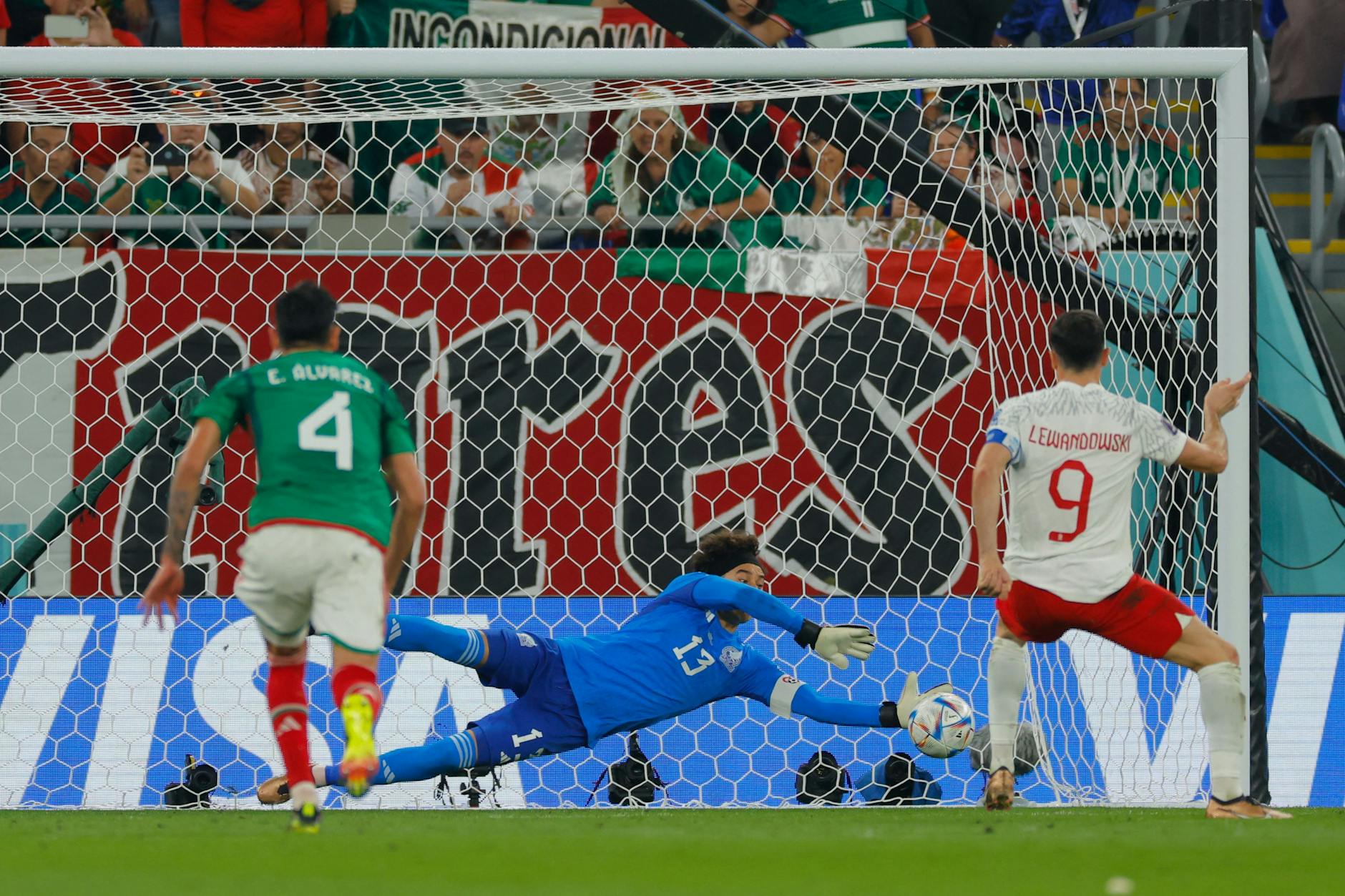 Mexikos Keeper Guillermo Ochoa (M.) pariert den Strafstoß von Polens Stürmer Robert Lewandowski.