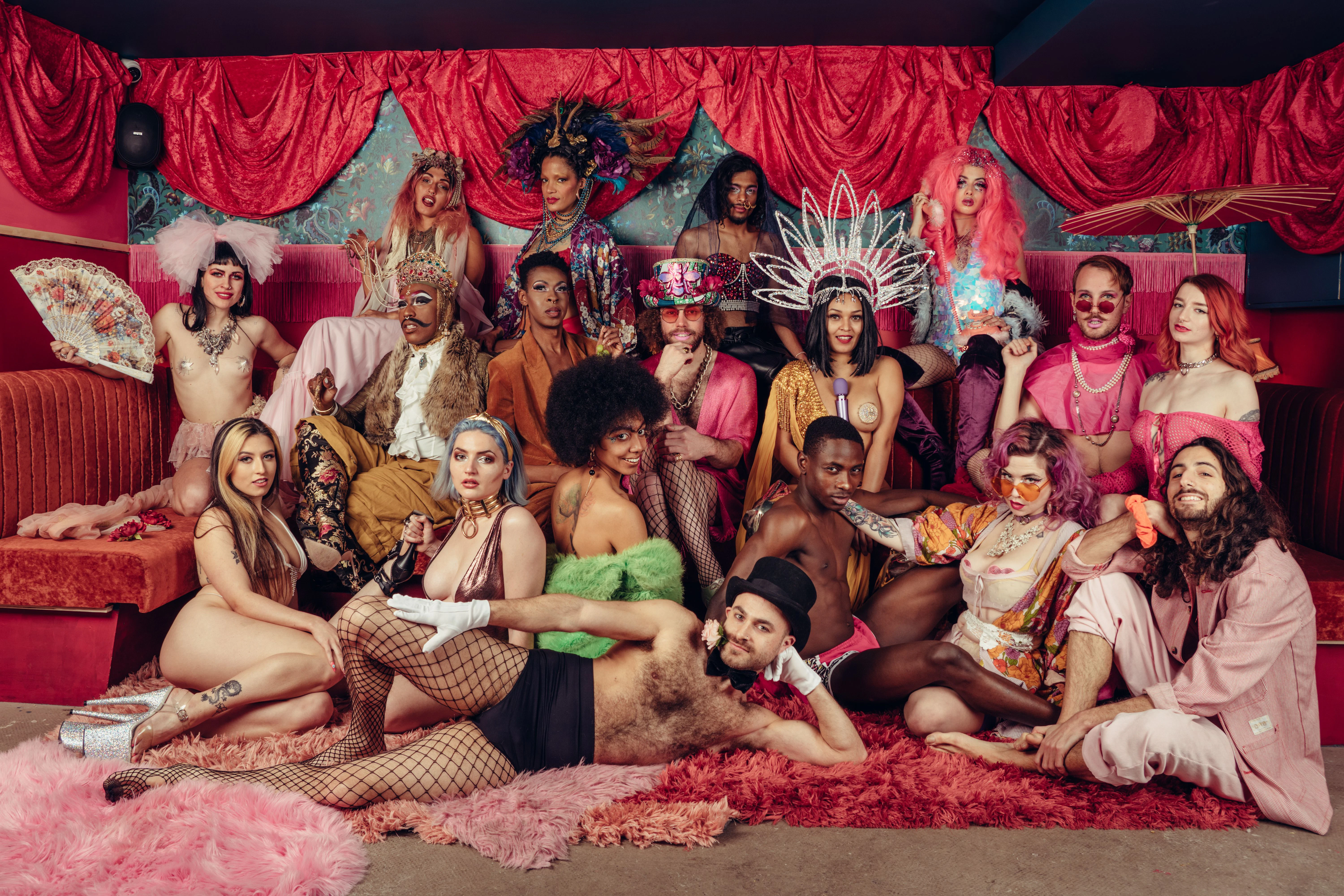 Das Pinky Promise Kollektiv mag spielerische Outfits.
