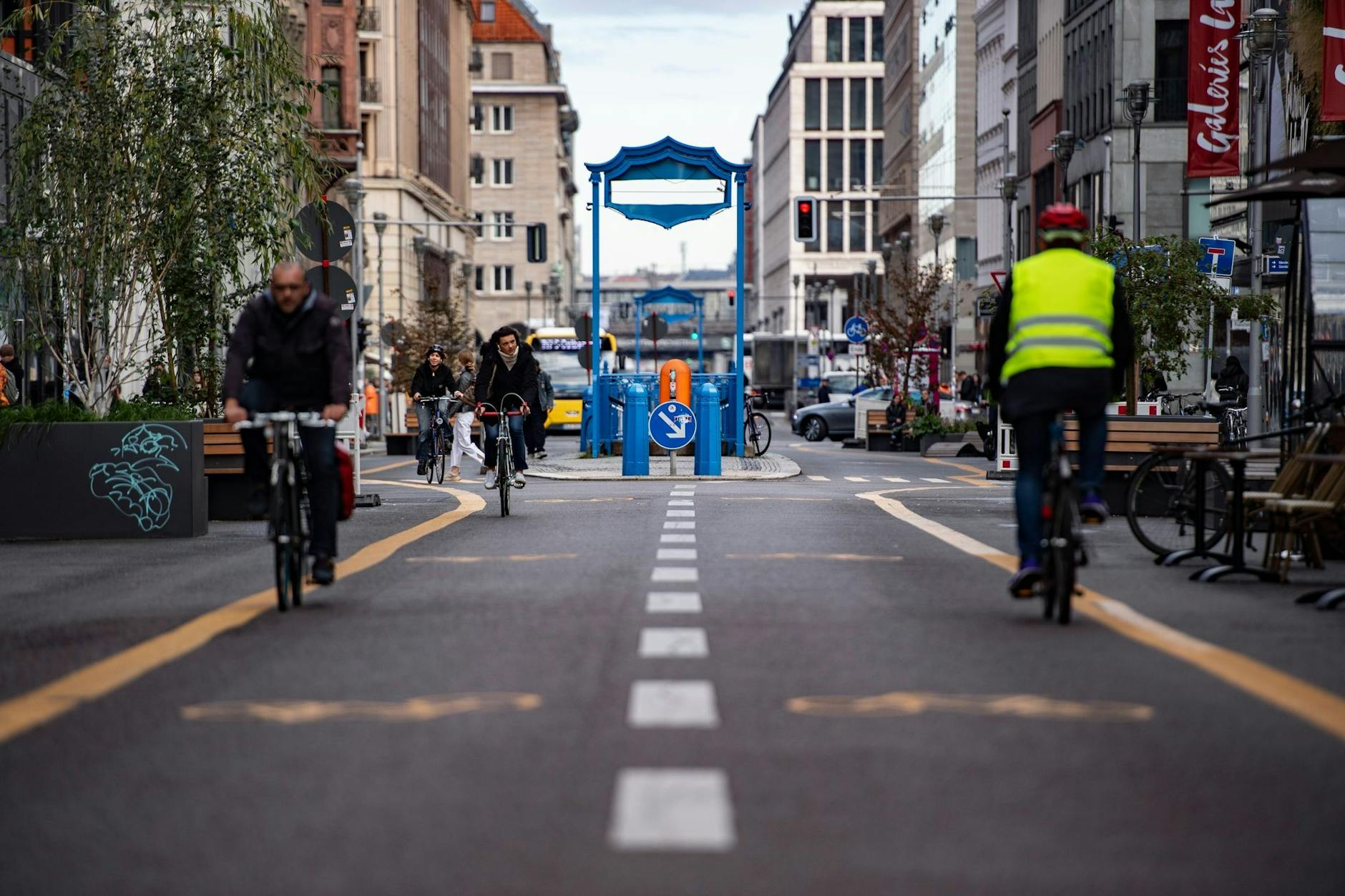 Radfahrer sind auf dem für den Autoverkehr gesperrten Teil der Friedrichstraße unterwegs.