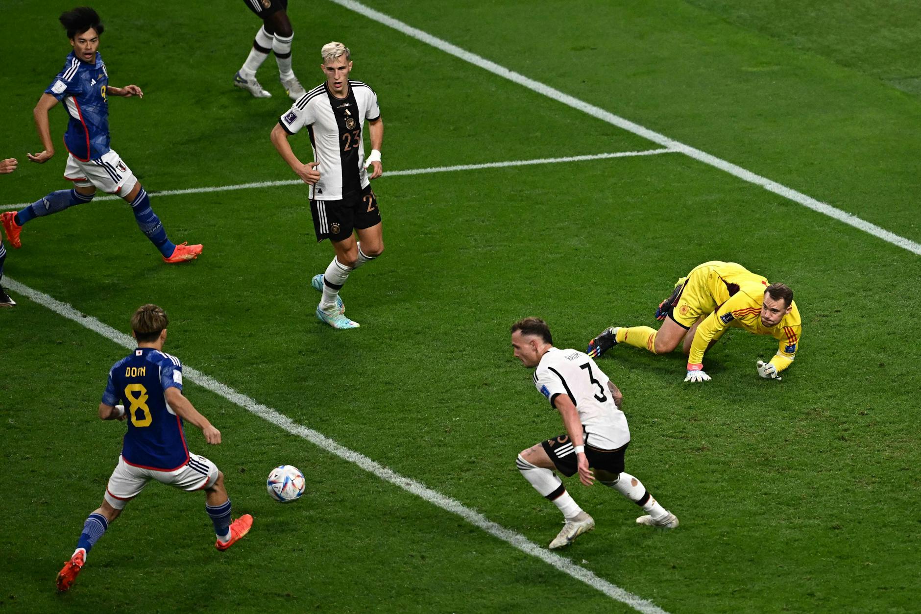 Freiburgs Doan trifft zum WM-Start zum 1:1 gegen Deutschland. Wenig später erzielte Bochums Asano den 2:1 Siegtreffer für Japan. 