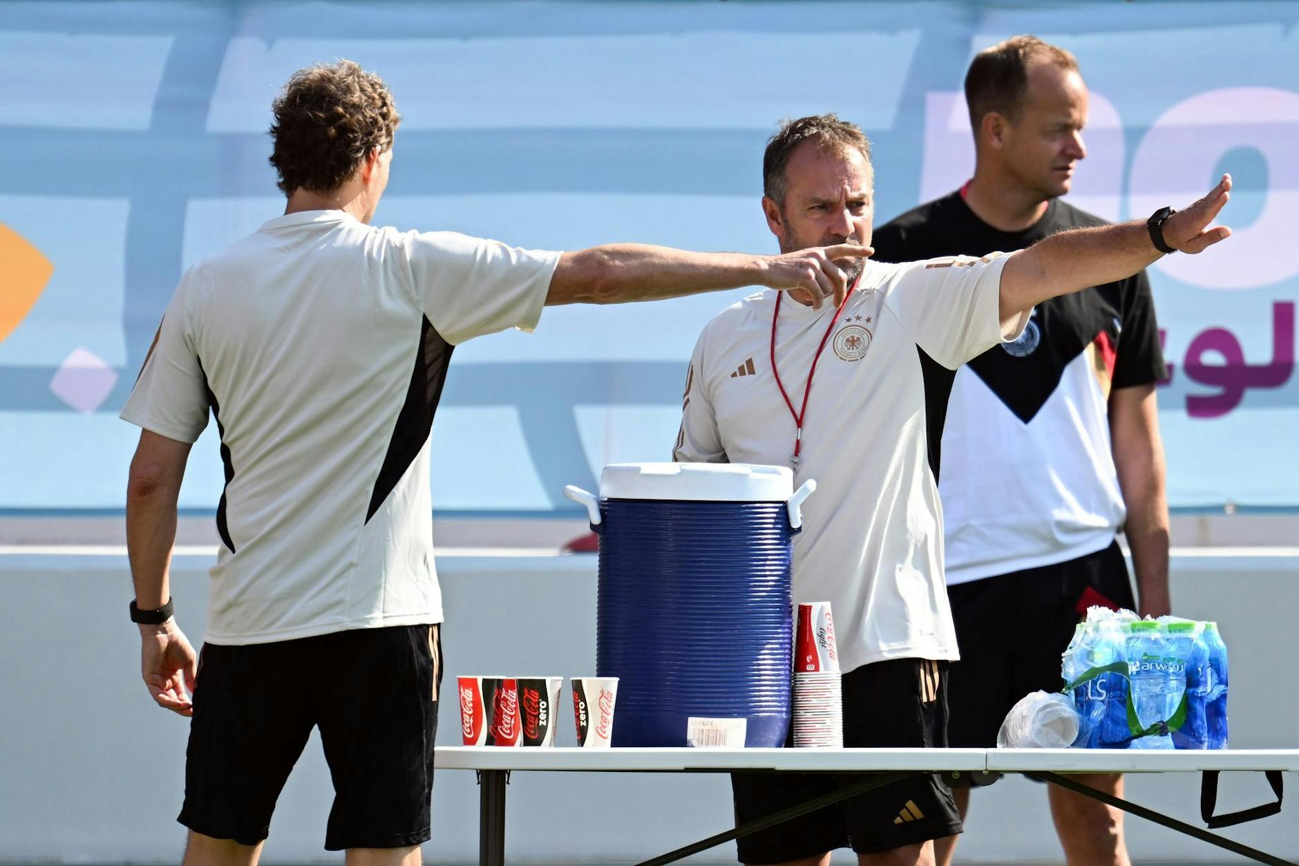 Bereit für den WM-Start: Bundestrainer Hansi Flick (M) beim Abschlusstraining des DFB-Teams.