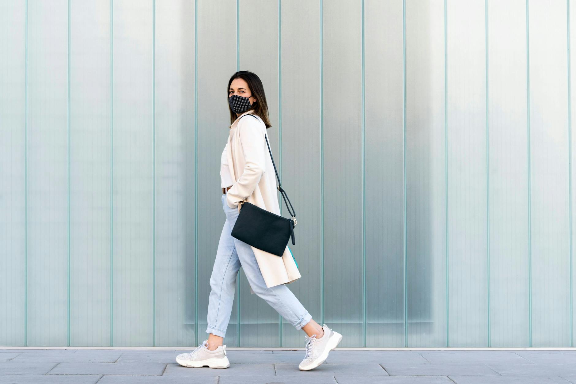 Eine Frau mit einer Schutzmaske, die sogar frisch aussieht. 