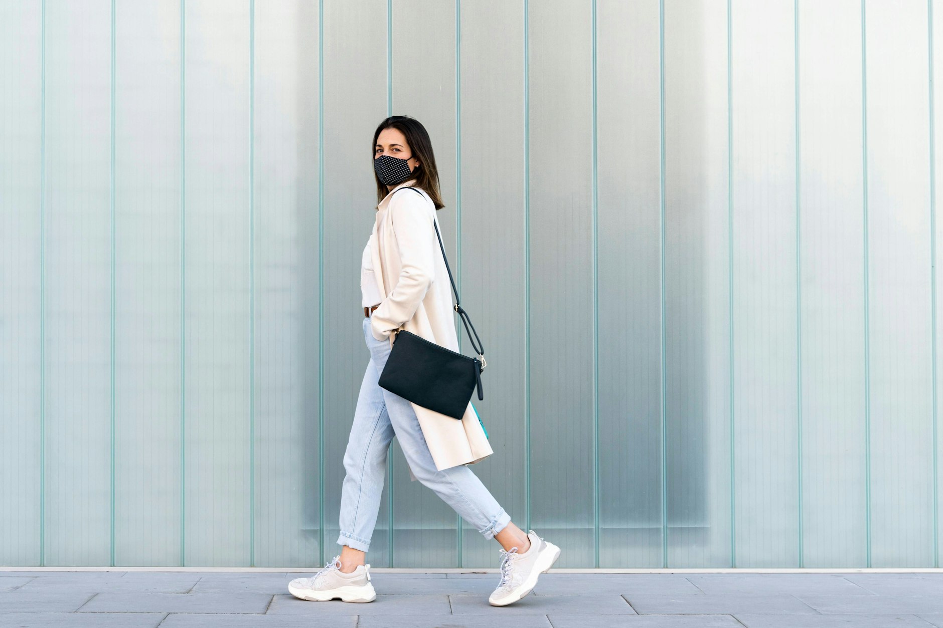 Eine Frau mit einer Schutzmaske, die sogar frisch aussieht.&nbsp;