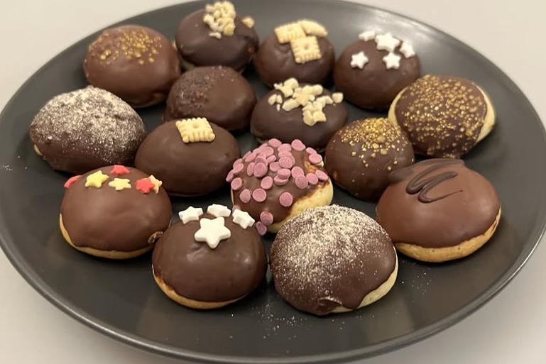 Die köstlichen Plätzchen-Kugeln sind mit diesem Rezept schnell gemacht und das Dekorieren macht auch Kindern großen Spaß. Naschen ist natürlich erlaubt!