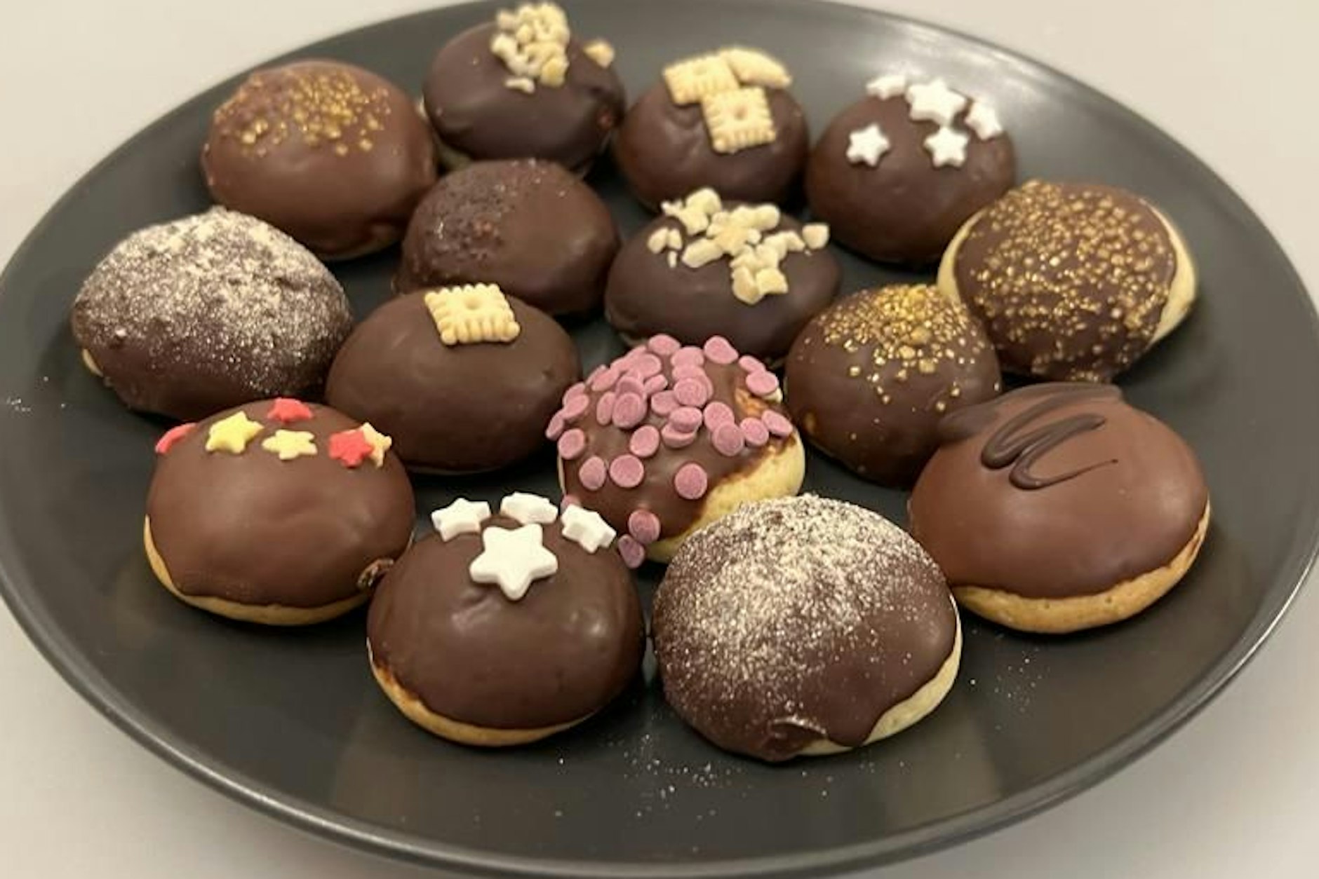 Die köstlichen Plätzchen-Kugeln sind mit diesem Rezept schnell gemacht und das Dekorieren macht auch Kindern großen Spaß. Naschen ist natürlich erlaubt!