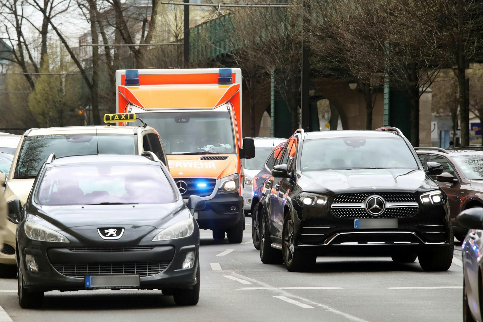 Zwölf Stunden Dienst oft ohne Pause, Kampf mit dem Straßenverkehr, oft auch noch angepöbelt: Feuerwehrleute in Berlin wollen dann in den Feierabend.