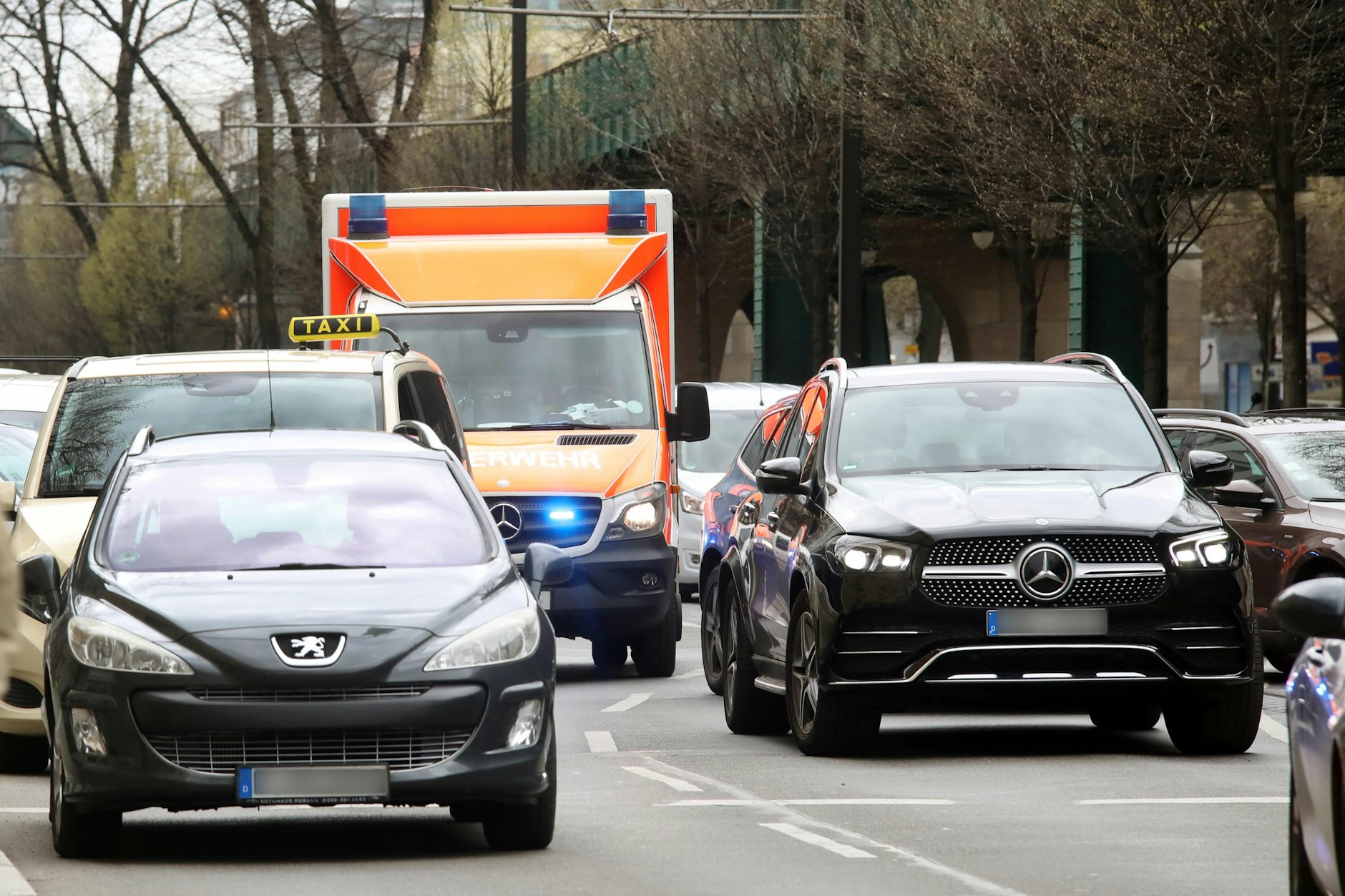 Zwölf Stunden Dienst oft ohne Pause, Kampf mit dem Straßenverkehr, oft auch noch angepöbelt: Feuerwehrleute in Berlin wollen dann in den Feierabend.