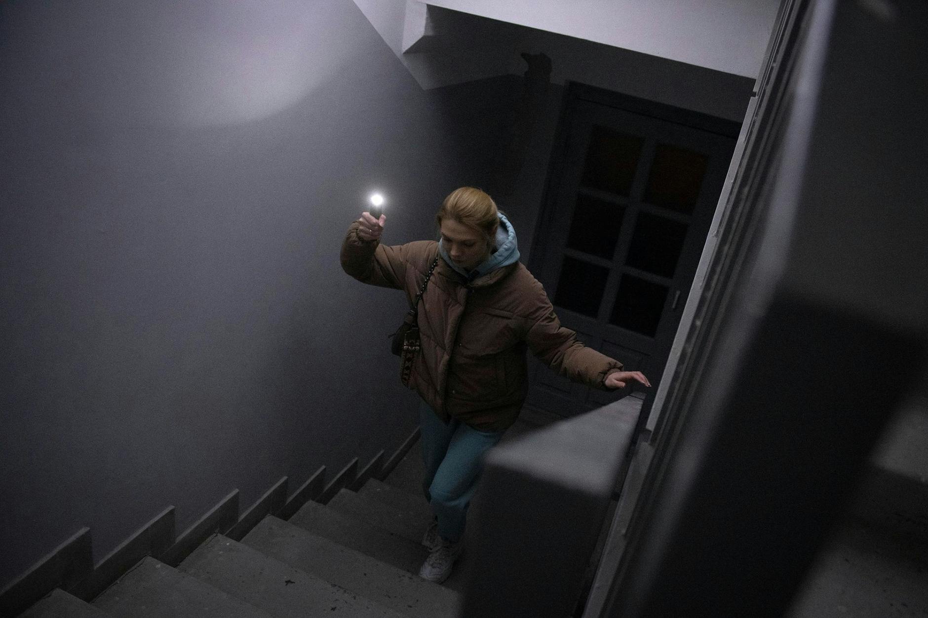 Kein Licht und der Aufzug funktioniert auch nicht: Anastasia Pyrozhenko steigt während eines Stromausfalls in Kiew die Treppe in ihrem mehrstöckigen Wohnhaus hinauf.