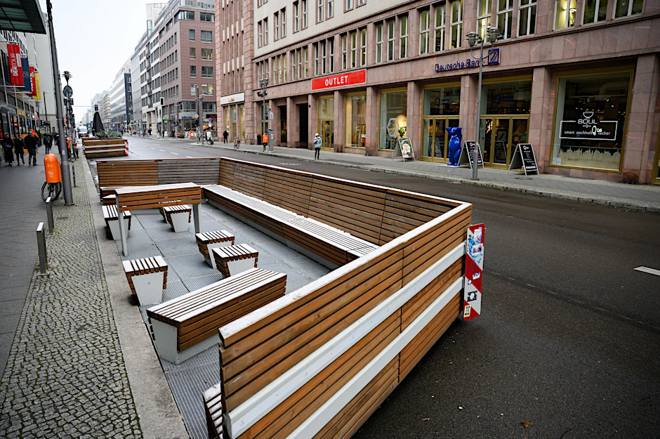 Die Parklets in der Friedrichstraße in Berlin-Mitte bleiben bestehen.