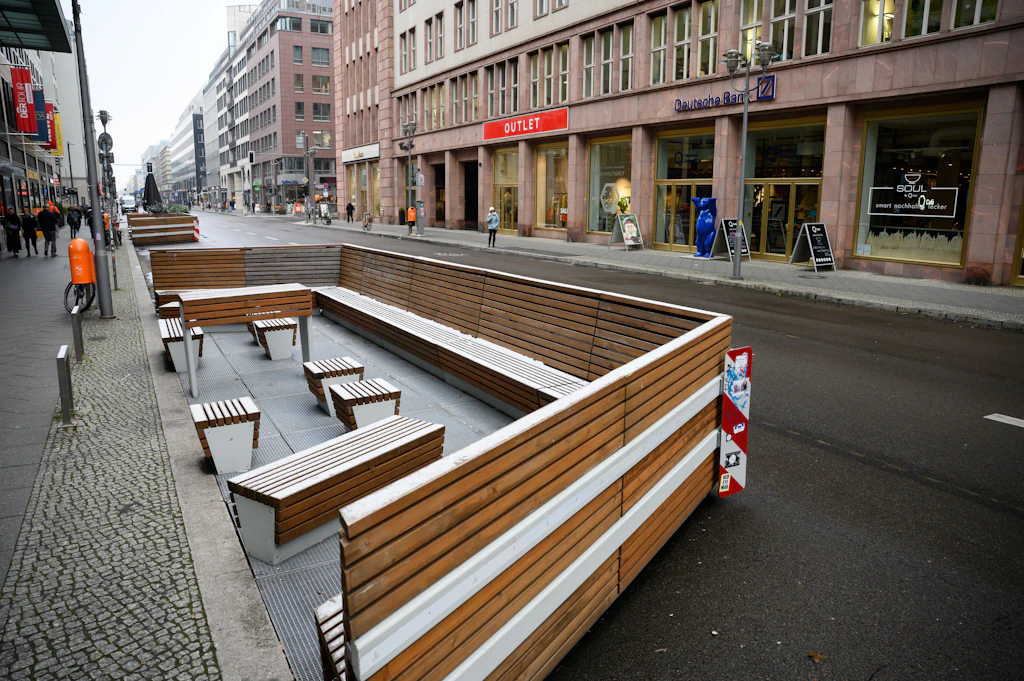 Autofreie Friedrichstraße: Das kosteten Vitrinen, Bänke und Parklets