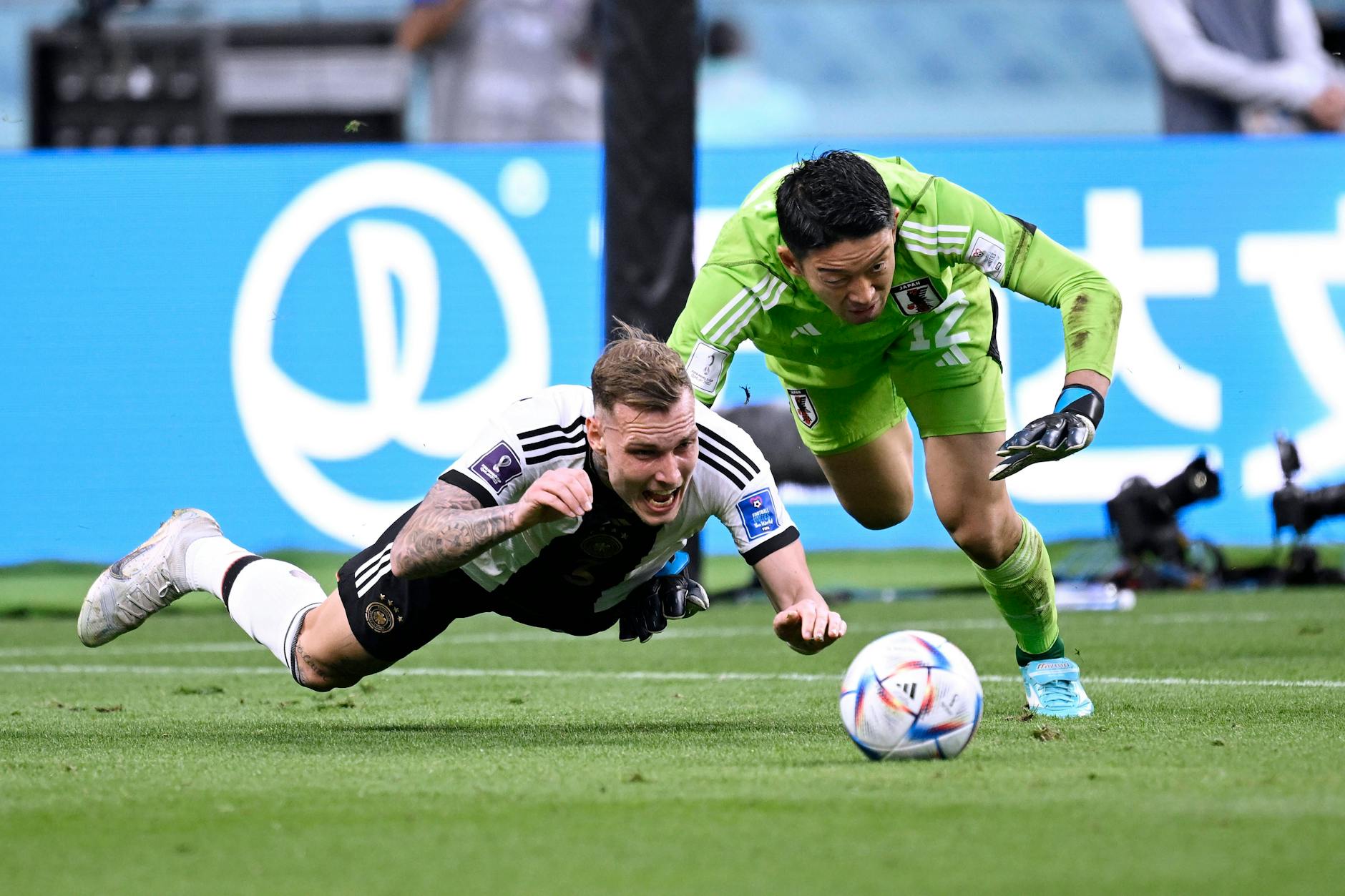 David Raum wird von Japans Torwart Shuichi Gonda im Strafraum zu Fall gebracht. 