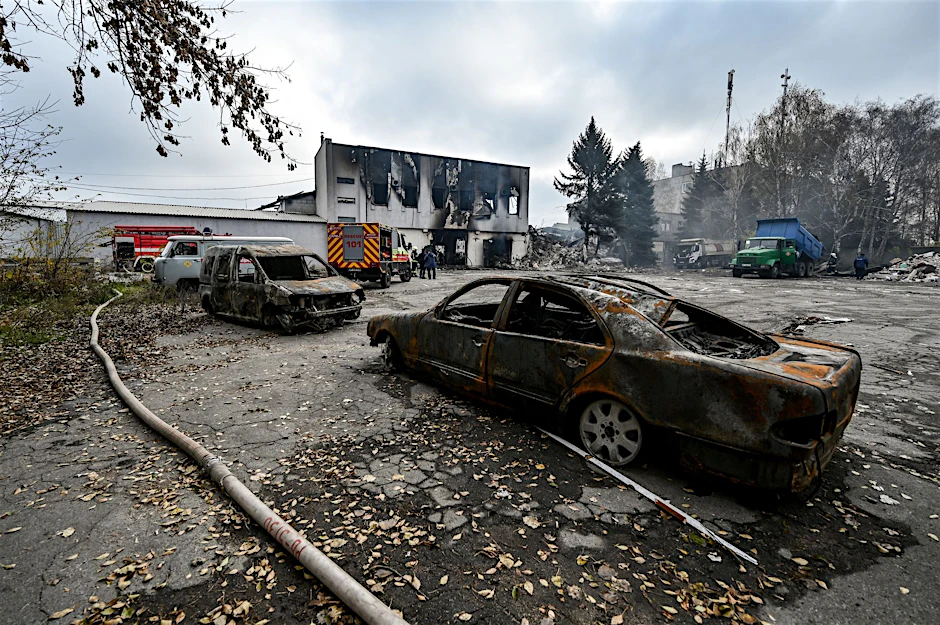 Ausgebrannte Autos: Russische Raketen trafen die ukrainische Region Saporischschja. Ein Neugeborenes wurde dabei getötet.