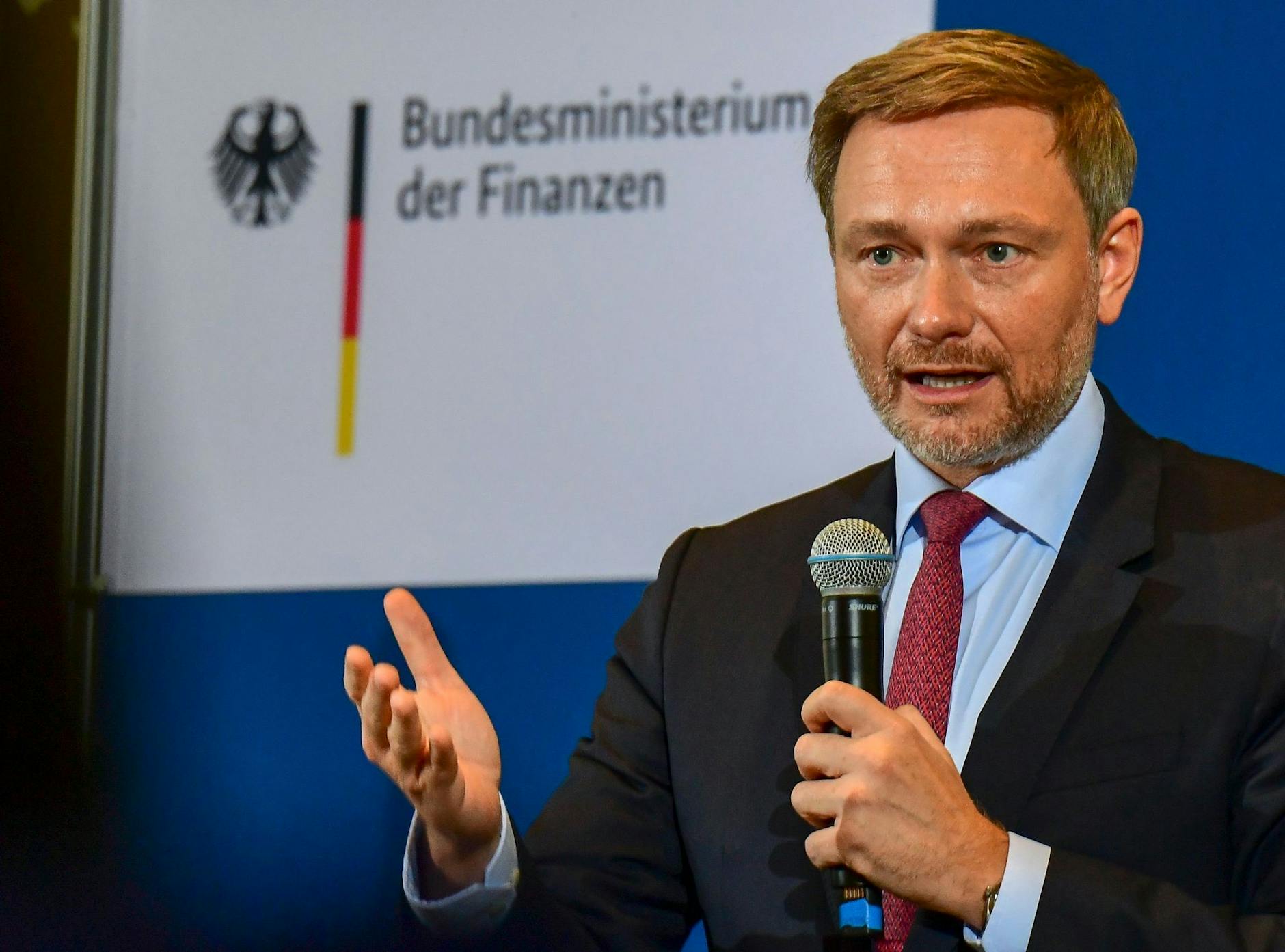 ARCHIV - Diesem Ziel hat der Finanzminister viel untergeordnet: 2023 soll die Schuldenbremse wieder stehen.