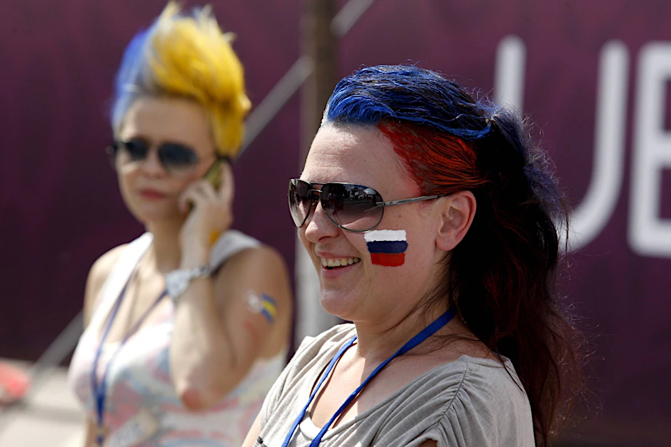 Frauen in den Nationalfarben der Ukraine und Russland in Kiew, 2012.