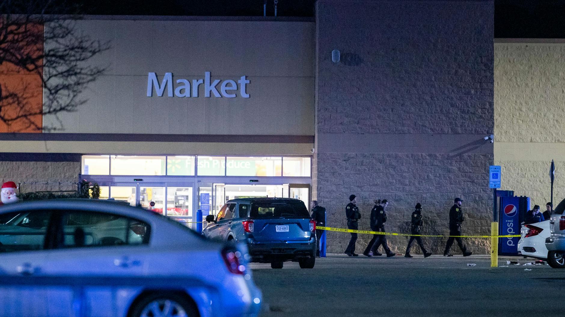 Polizisten verlassen den Supermarkt in den USA, in dem ein Mann mehrere Menschen erschossen hat.