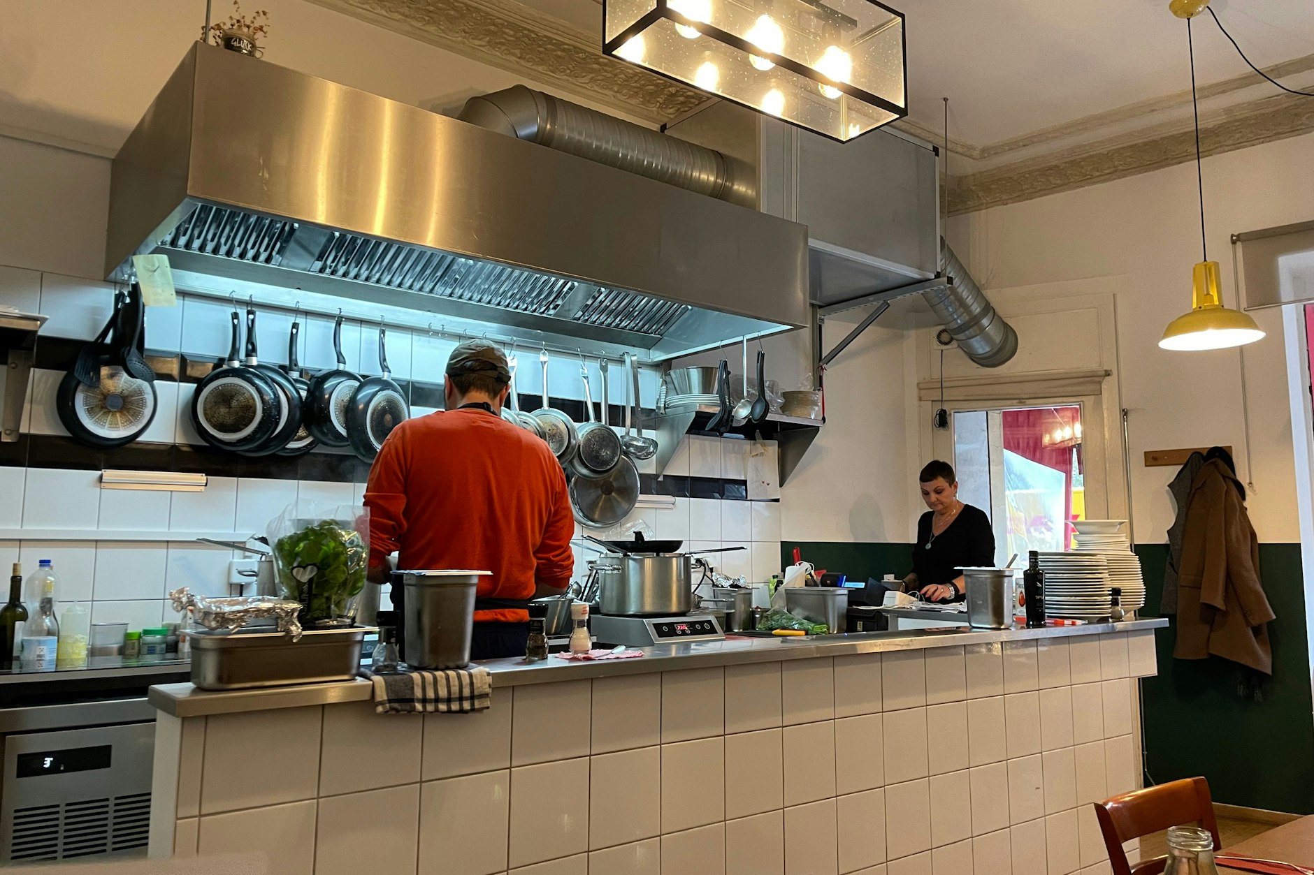 Eigentlich besteht das Tirelli’s (es gibt noch einen größeren Raum nebenan) nur aus einem großen Herd und einer Dunstabzugshaube.