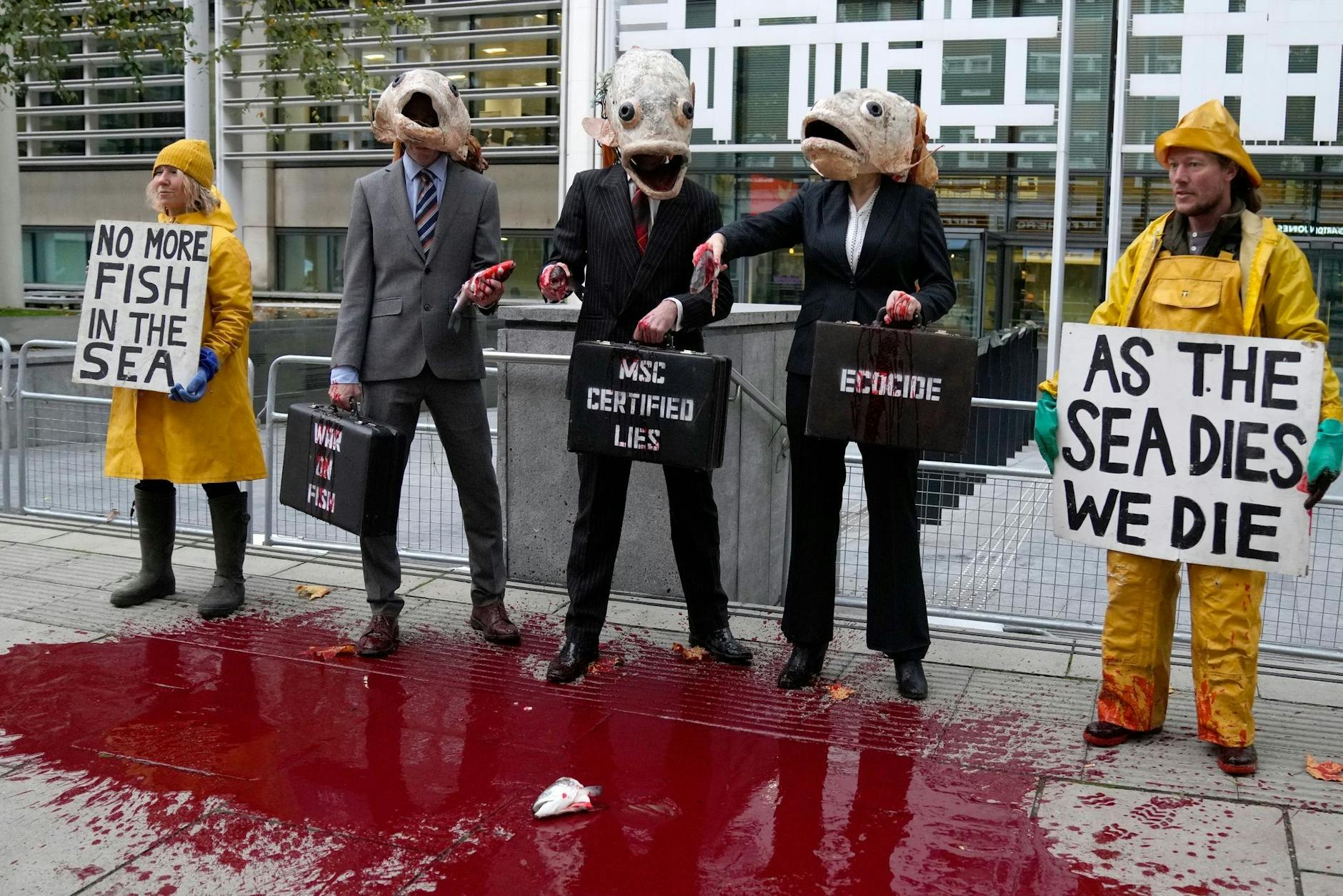 Aktivisten der Gruppe Ocean Rebellion protestieren vor dem britischen Innenministerium in London gegen die Überfischung der Meere.