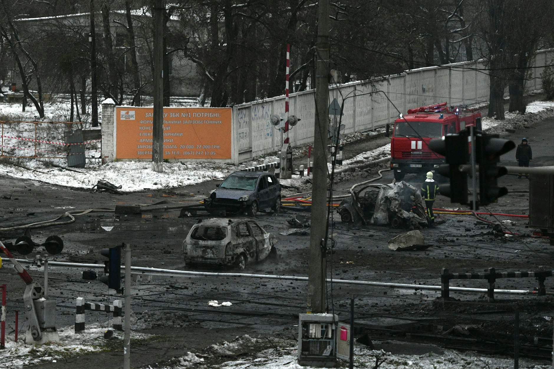 Kiew: Nach russischem Beschuss stehen in der ukrainischen Hauptstadt beschädigte Autos auf der Straße.