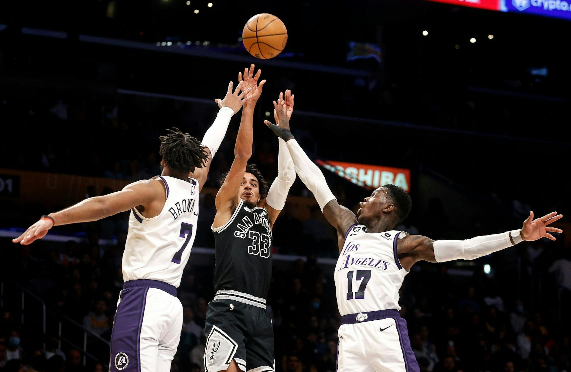 Im NBA-Spiel der Los Angeles Lakers gegen die San Antonio Spurs versuchen die Lakers-Spieler Troy Brown Jr. (l) und Dennis Schröder Spurs-Guard Tre Johnes am Wurf zu hindern.