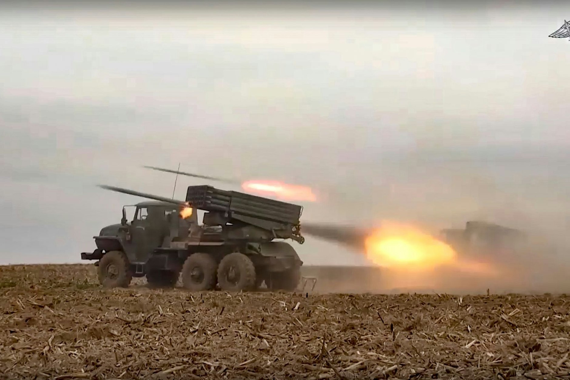 Russischer Mehrfachraketenwerfer während eines Artillerie- und Kampftrainings auf einem belarussischen Schießplatz