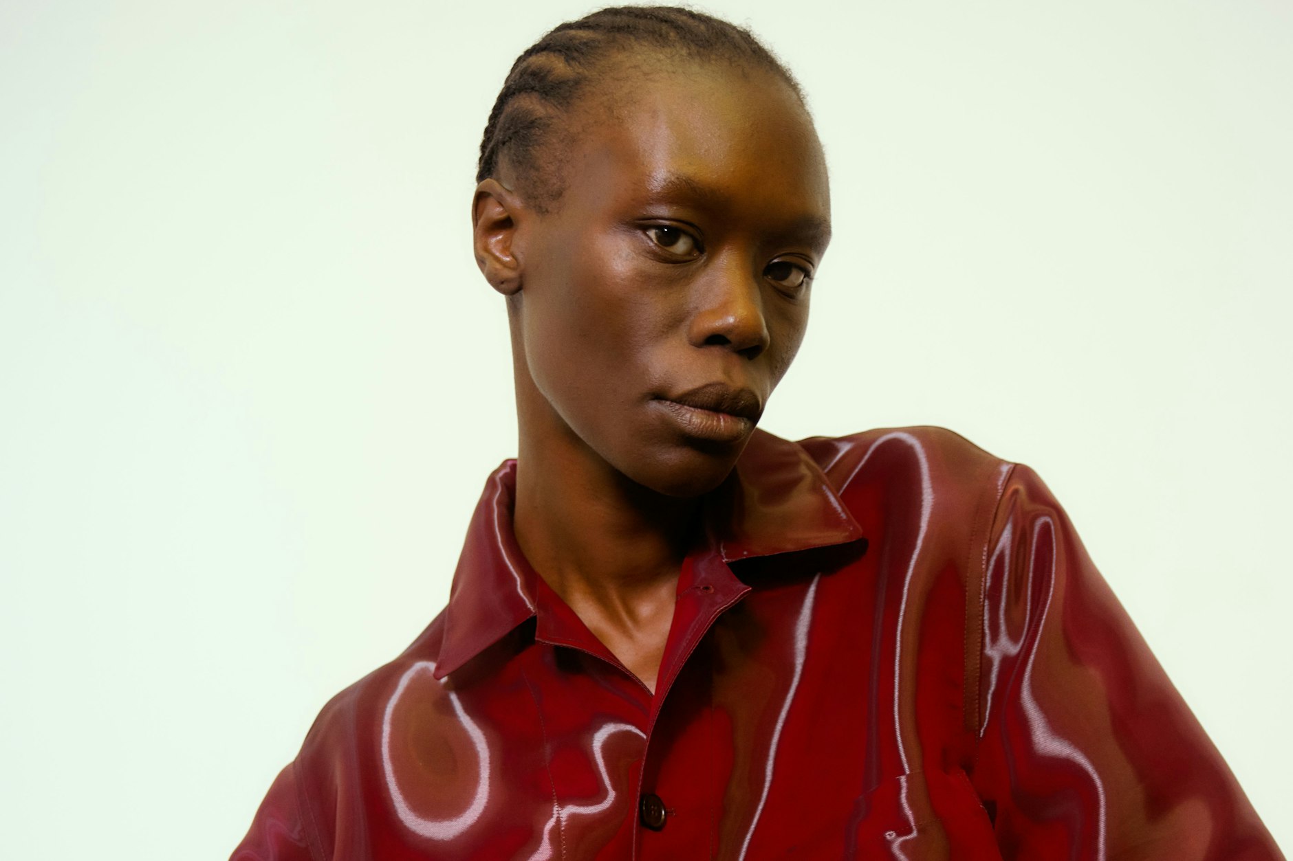 Ferhat Kartals Hemd „Demhat“: Hier aus einem kirschroten Polyamid-Seiden-Organza gefertigt.