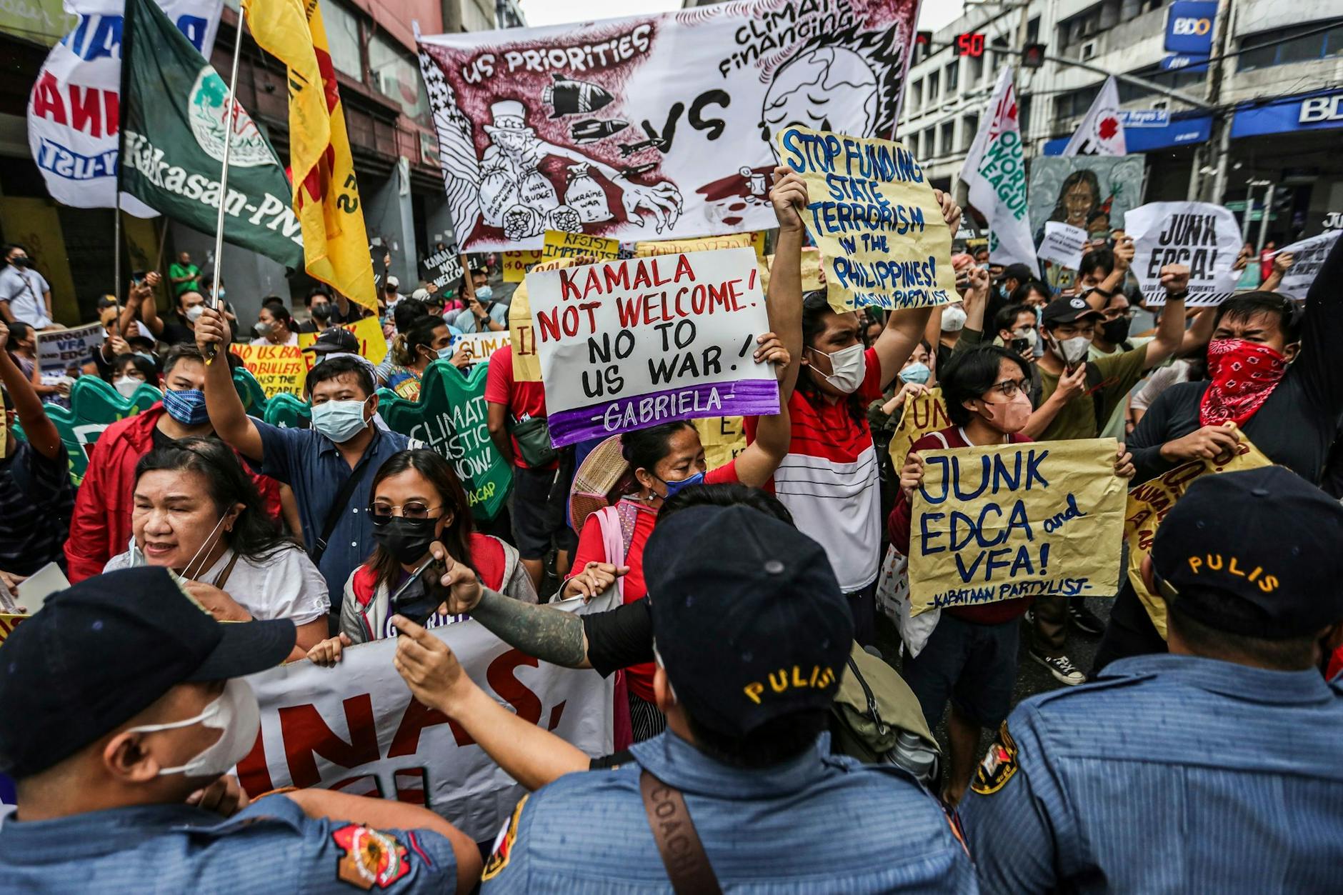 US-Vizepräsidentin Harris besucht die Philippinen - das sorgt in Manila für Ärger. Denn die Visite in der Inselprovinz Palawan könnte für Spannungen mit China sorgen. China beansprucht die Inseln für sich, Teile werden aber auch von Brunei, Malaysia und den Philippinen für sich reklamiert.