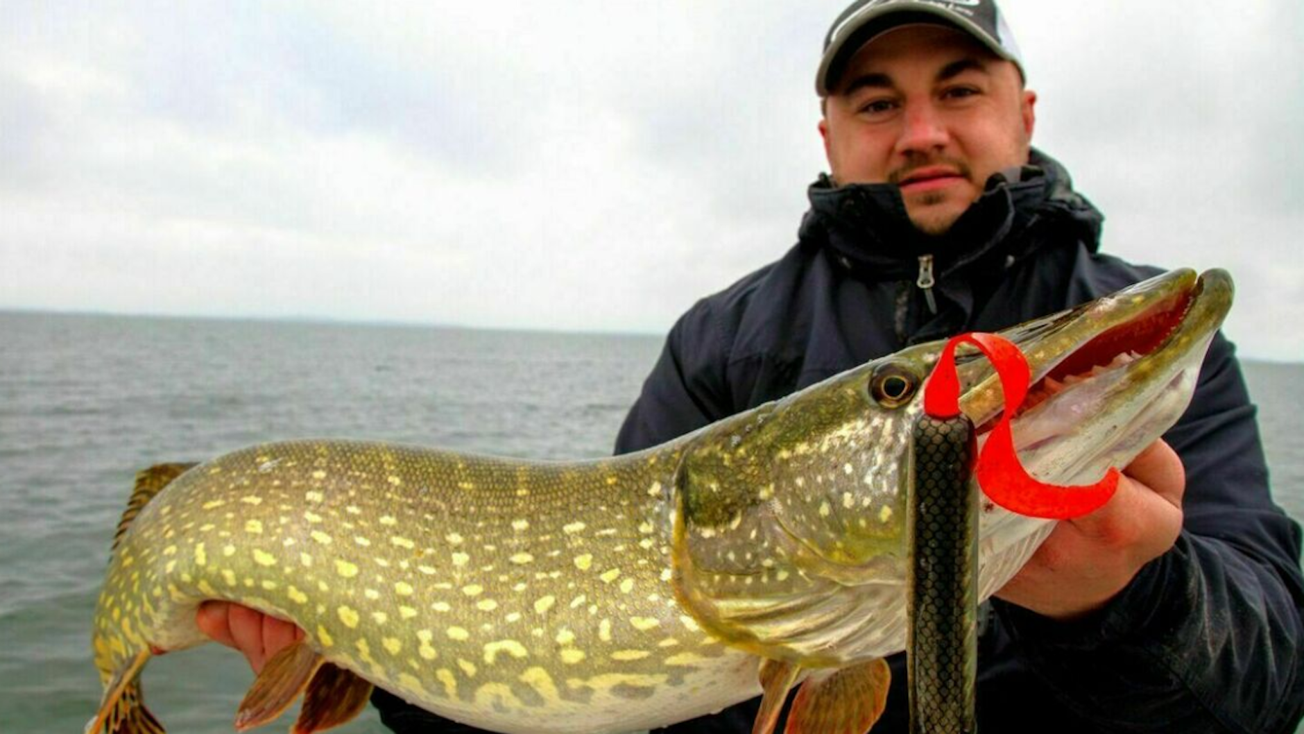 Sebastian Lagatz mit einem Hecht, den er mit einem selbstgebauten Köder fing.