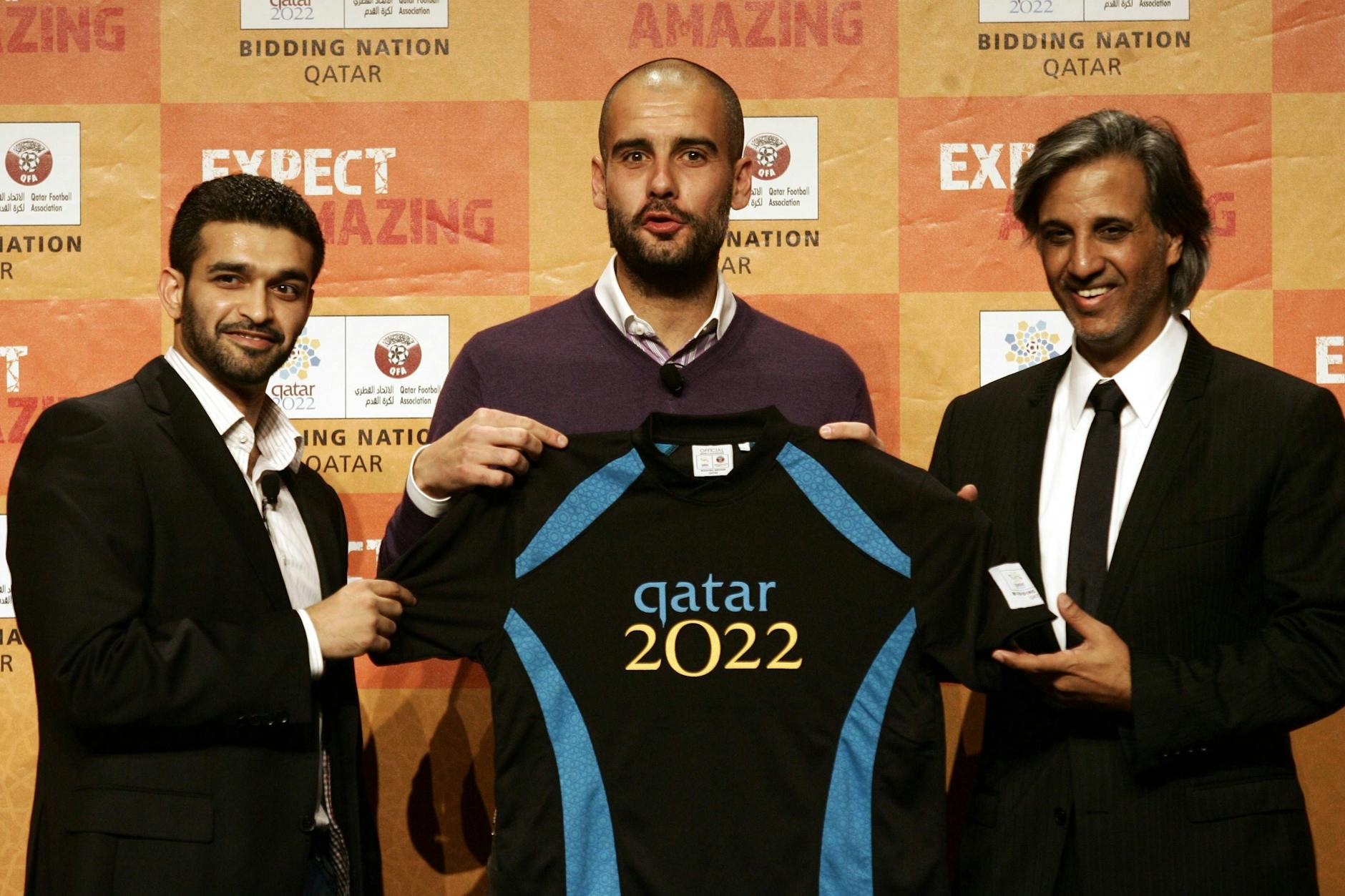 Star-Trainer Pep Guardiola war einer der ersten WM-Botschafter Katars. Die Zustände im kleinen Wüsten-Staat scheinen ihn dabei nicht zu interessieren.