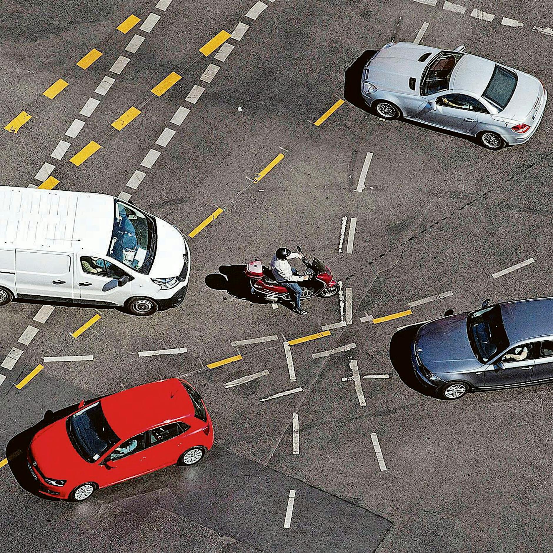 Auto gegen Rad: Ungebremst auf eine Berliner Kreuzung gerast
