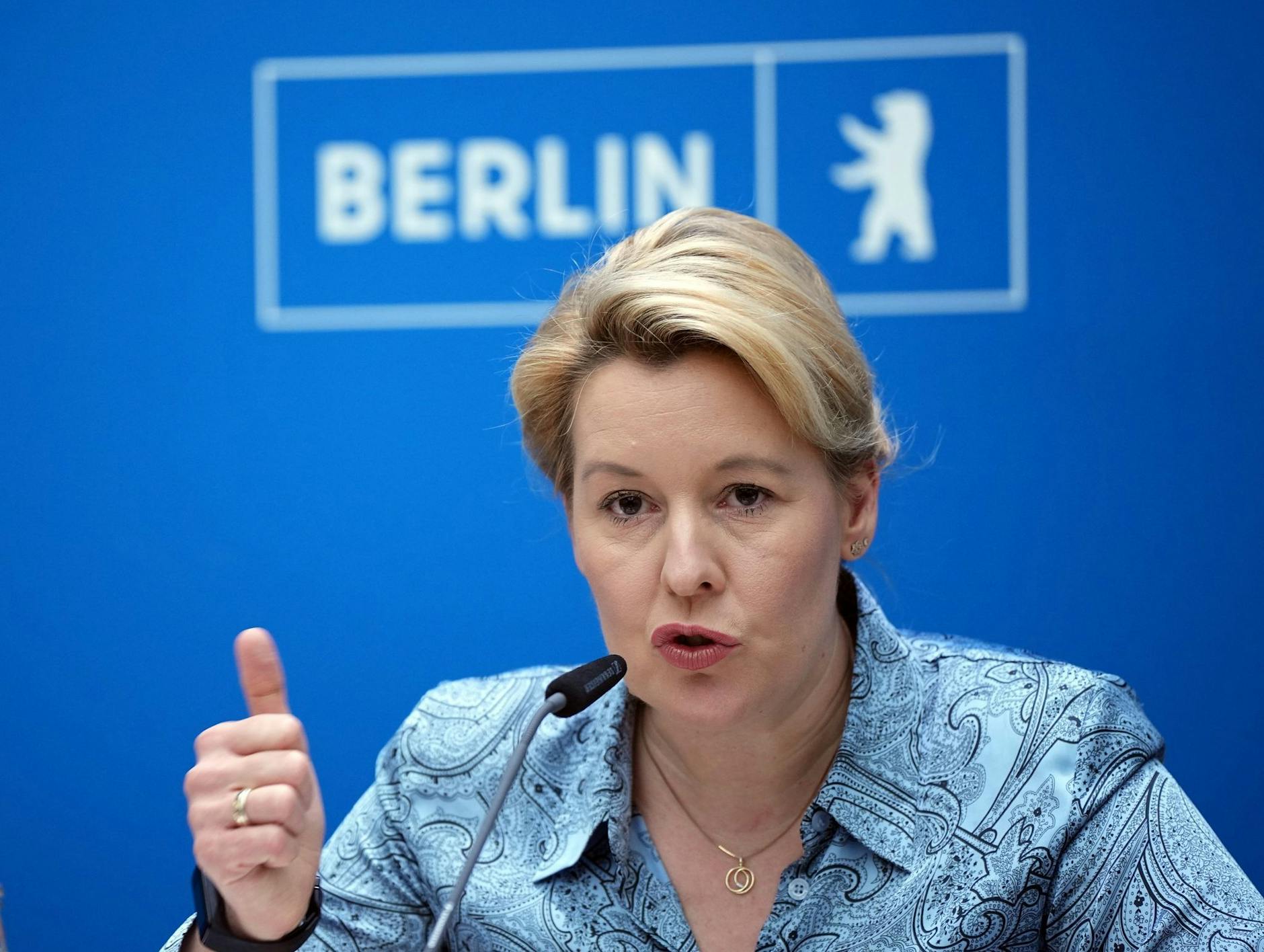 ARCHIV - Franziska Giffey (SPD), Regierende Bürgermeisterin von Berlin, spricht während einer Pressekonferenz.