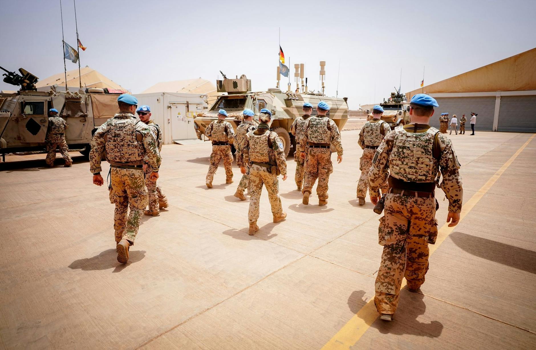 ARCHIV - Soldaten der Bundeswehr verlassen einen Platz im Camp Castor in Gao während des Besuchs der Verteidigungsministerin.