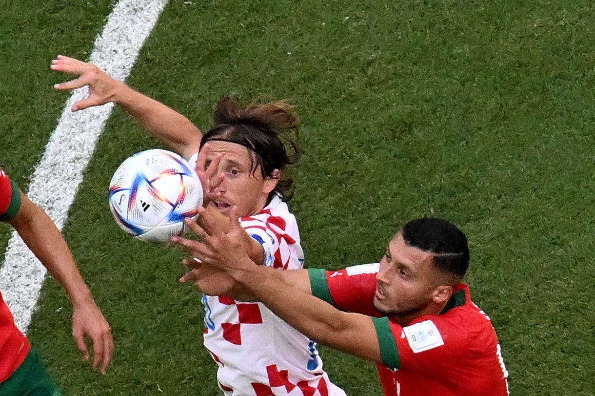 Doch, doch: In Katar wird Fußball gespielt. Kroatiens Luka Modric (l.) führt einen Zweikampf mit Selim Amallah.