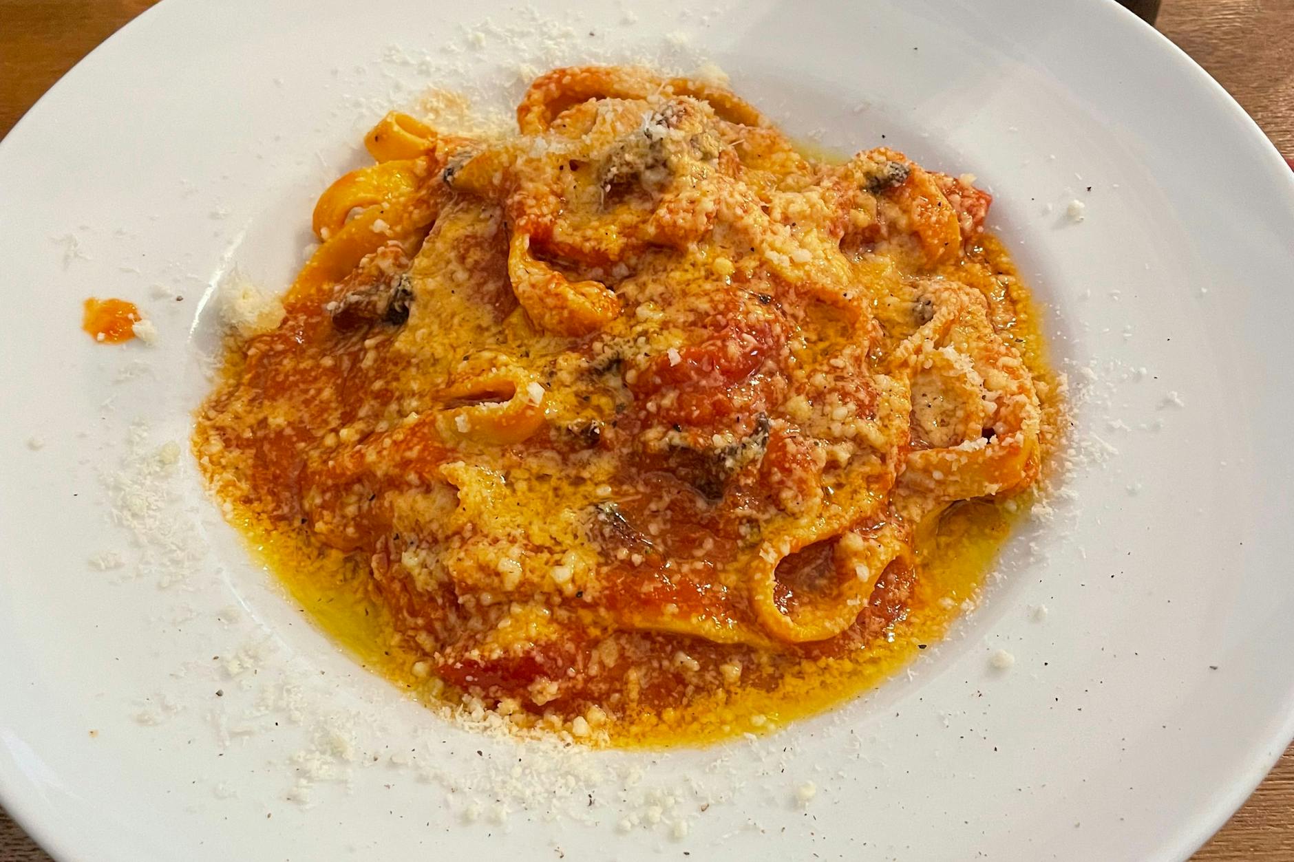 Schön viel Soße, schön viel Parmesan und große Portionen für einen schmalen Taler: So schmeckt Tirelli’s.