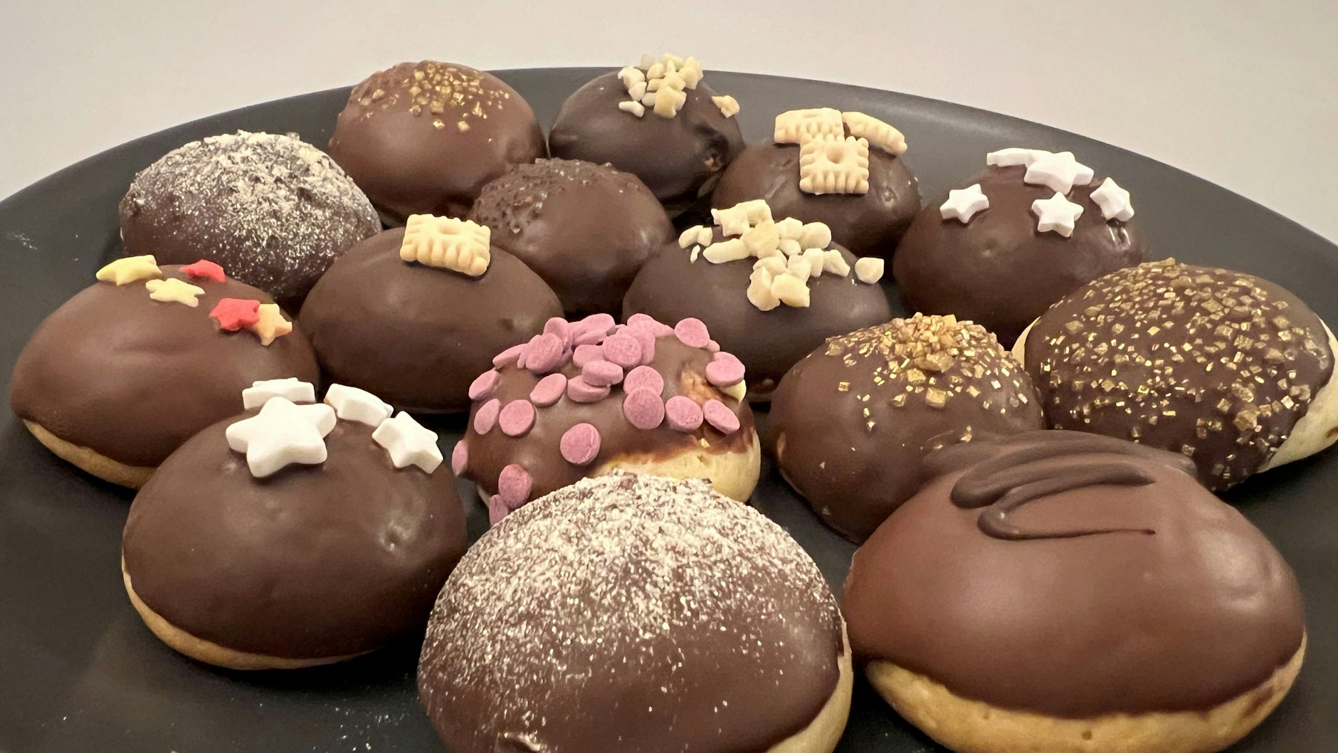 Beim Dekorieren der Plätzchen-Kugeln kann man seiner Fantasie freien Lauf lassen.